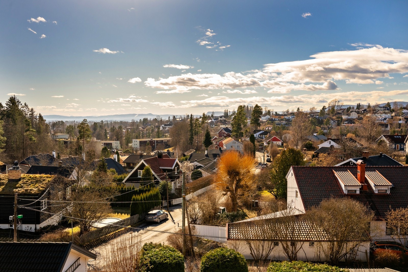 Eiendommen har en flott beliggenhet på et høydedrag med meget gode solforhold og fin utsikt Galleribilde