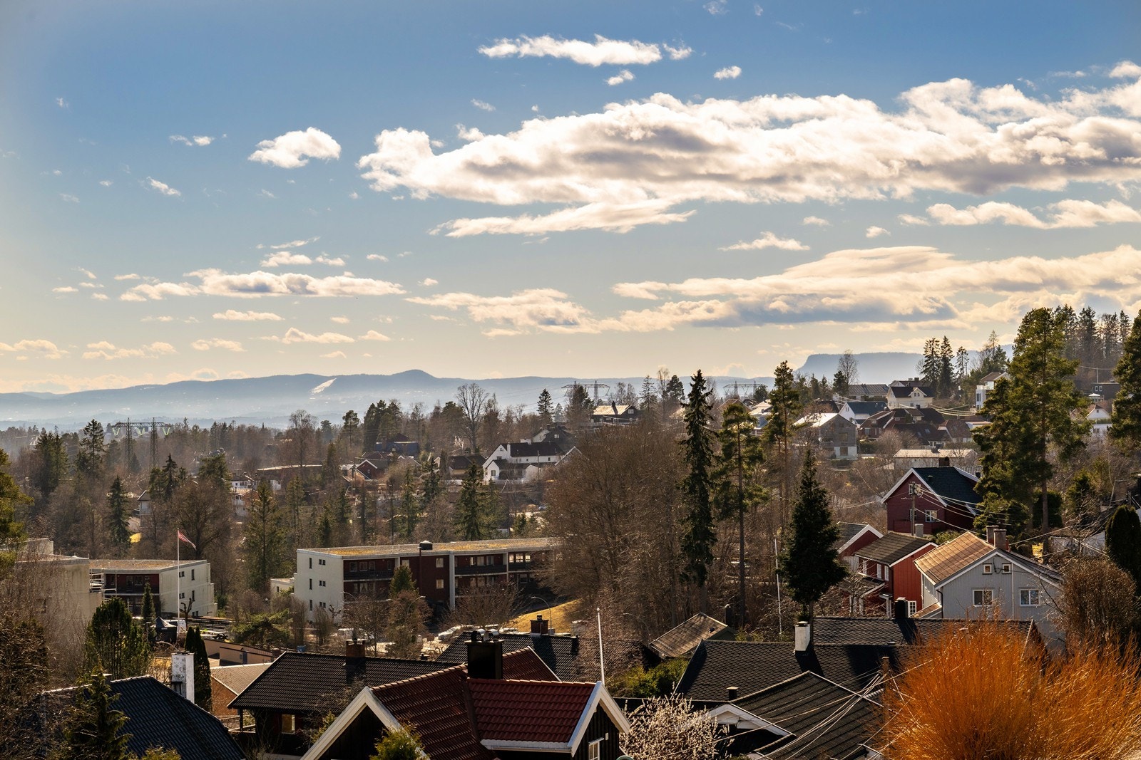 Nydelig utsikt over nærområdet. Fådveien er en trafikkstille vei og beliggenheten er ideell for barnefamilier Galleribilde