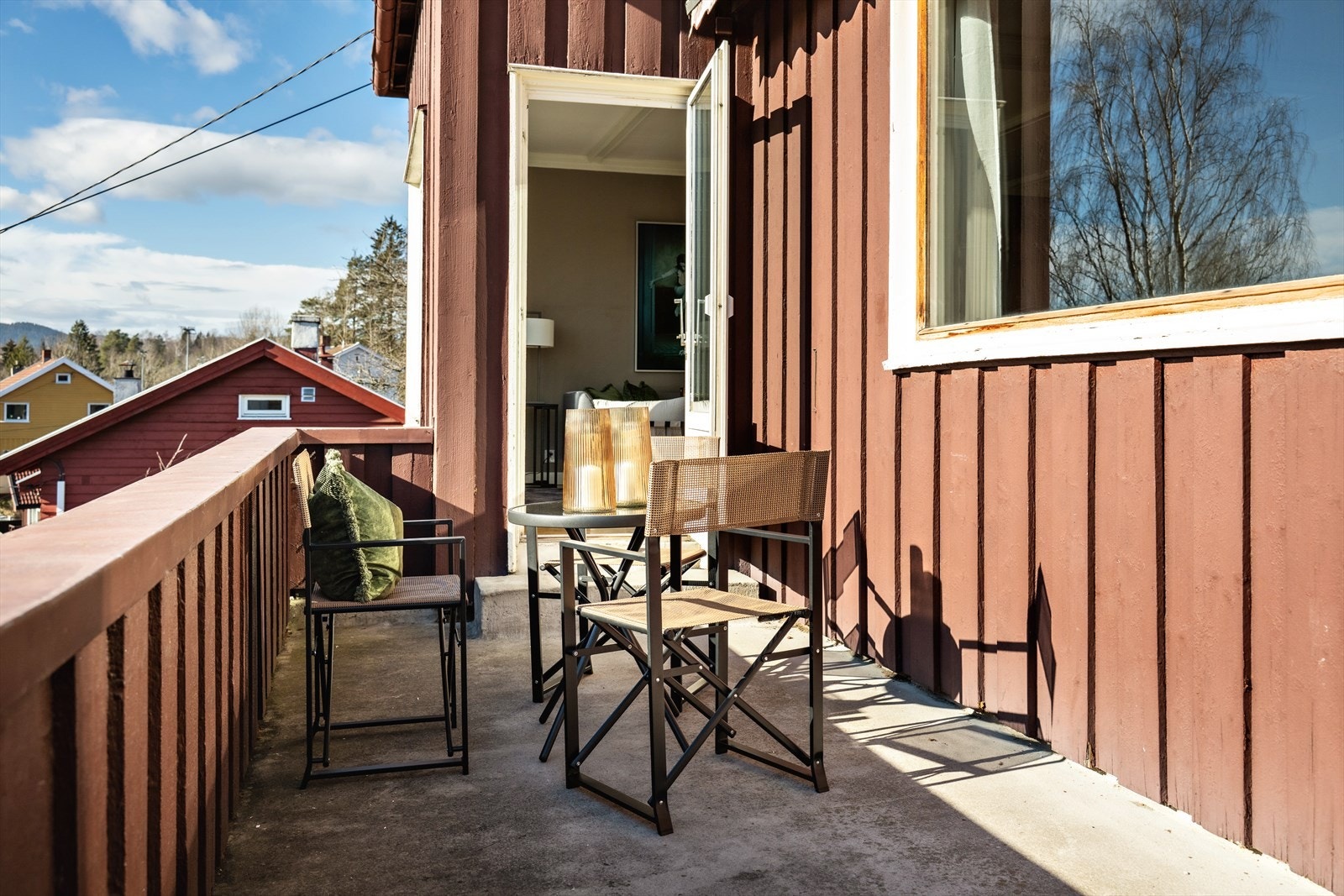 På terrassen er det plass til en liten sittegruppe Galleribilde
