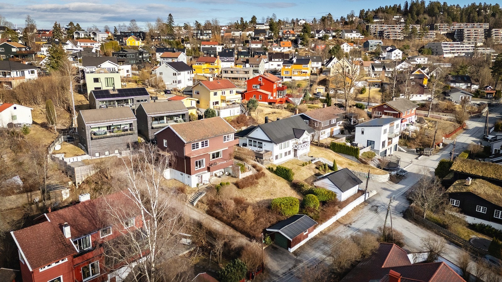 Fådveien 11 har en attraktiv beliggenhet i et idyllisk og barnevennlig nabolag. Trafikkstille vei hvor de små kan ferdes fritt i hagen og i rolige villaveier Galleribilde