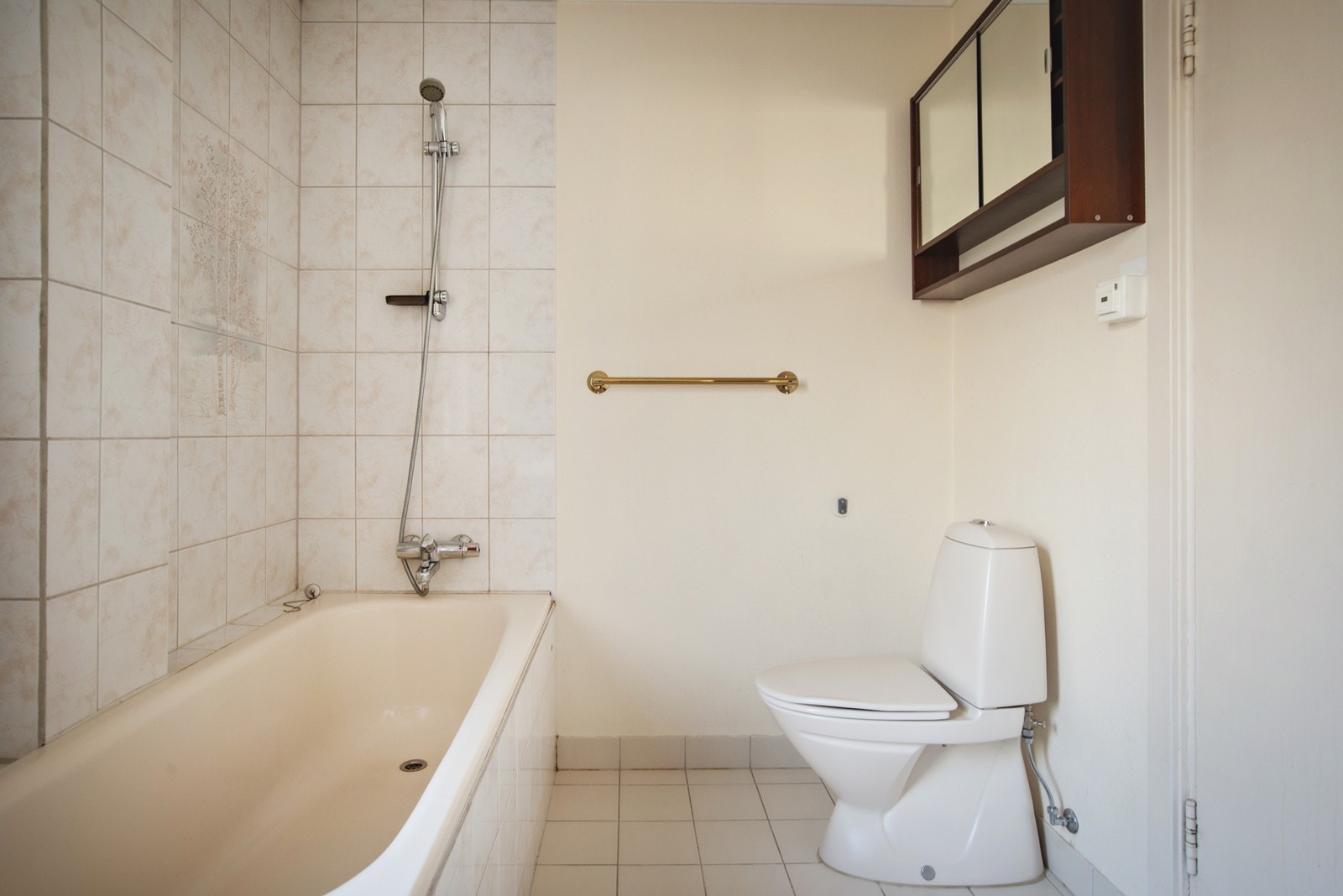 Badet er innredet med toalett, badekar og baderomsinnredning med dobbel servant Galleribilde