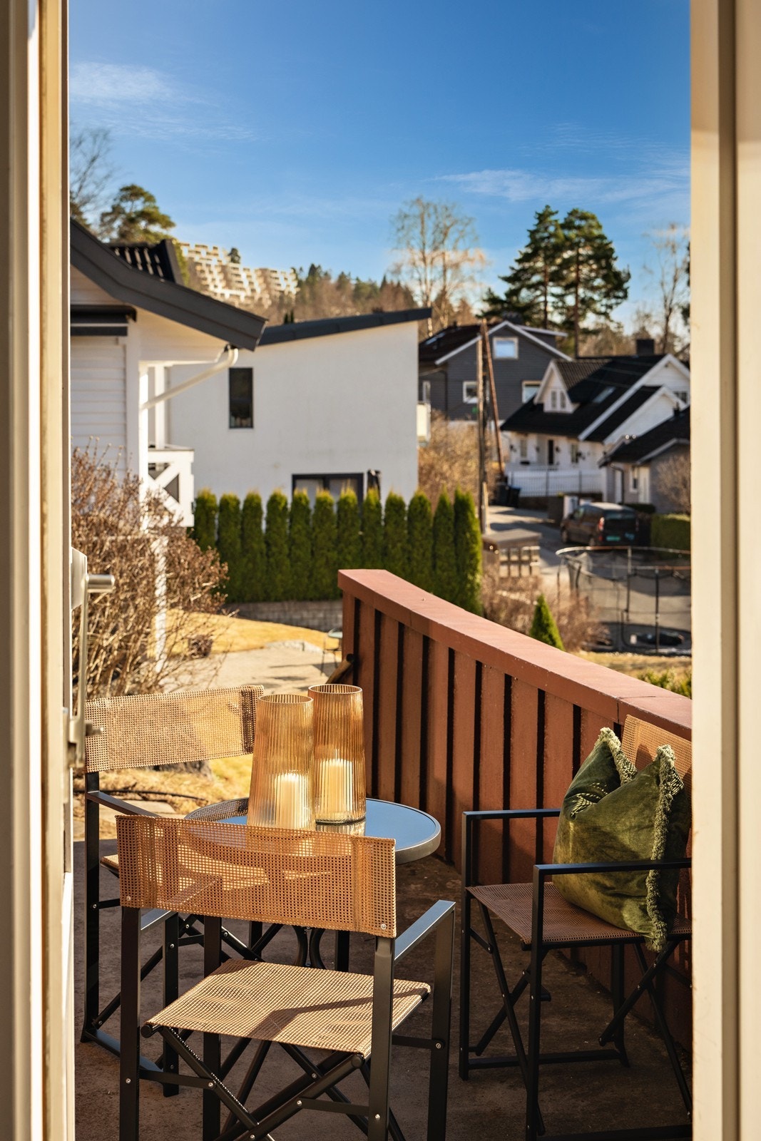 Fra stuen er det utgang til en sydvestvendt terrasse på ca. 10 kvm. og adkomst til hagen Galleribilde