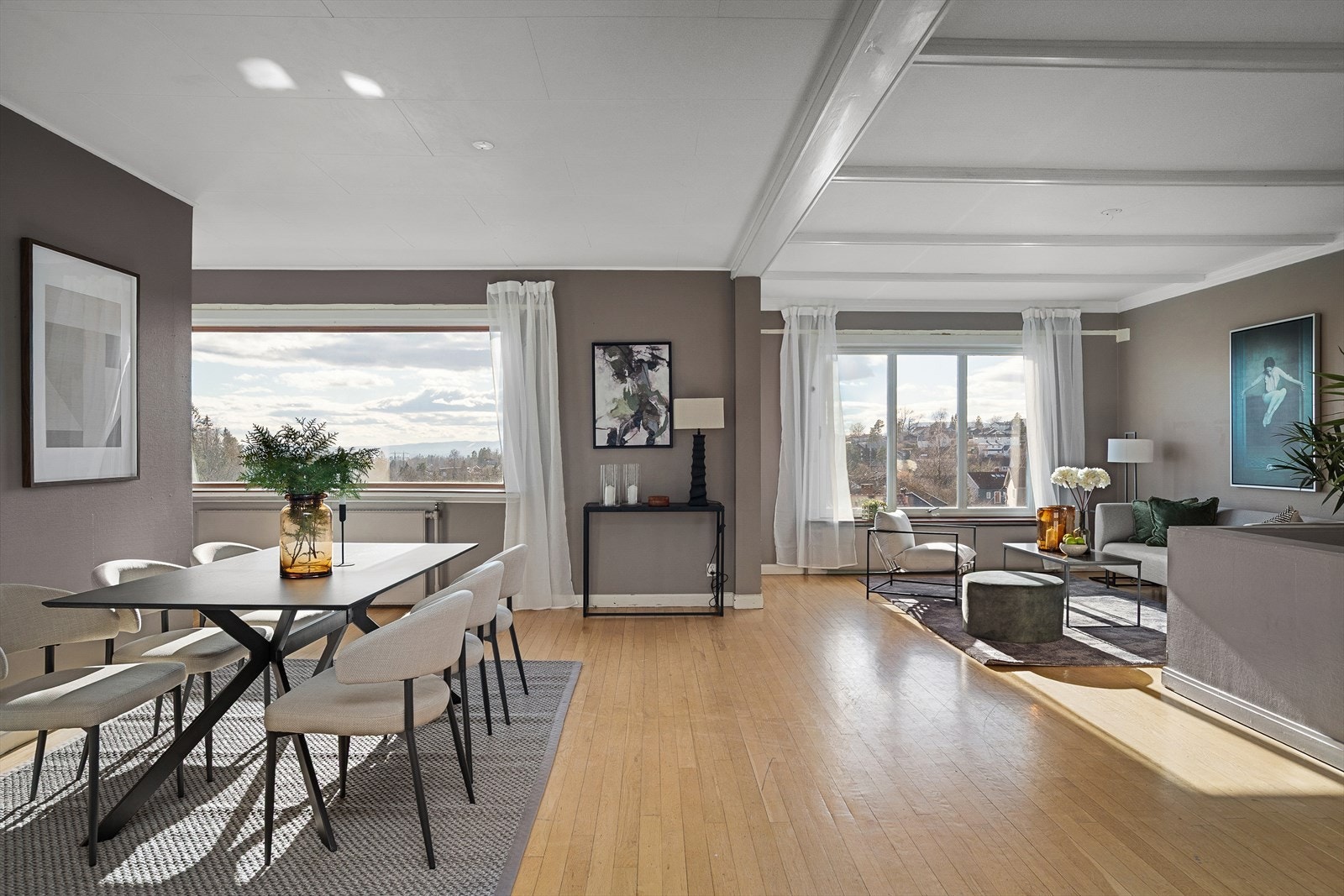 Stue i 1. etasje med store vindusflater, samt meget gode lys- og utsiktsforhold Galleribilde