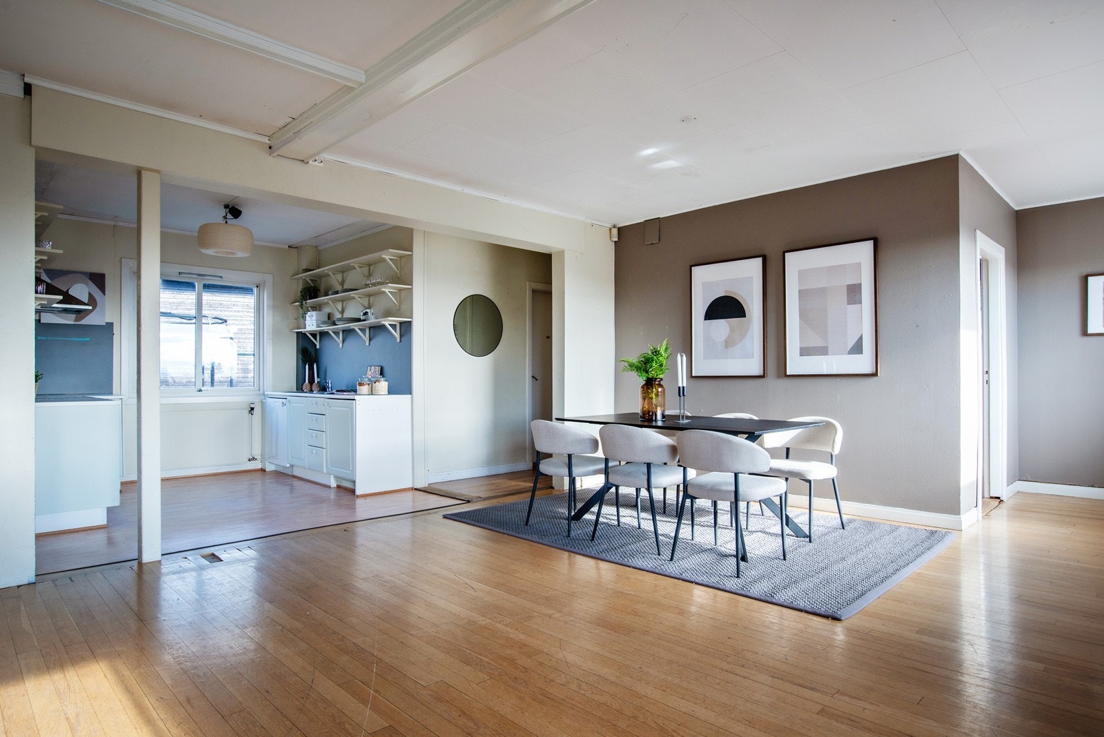 Stue og kjøkken med åpen løsning Galleribilde