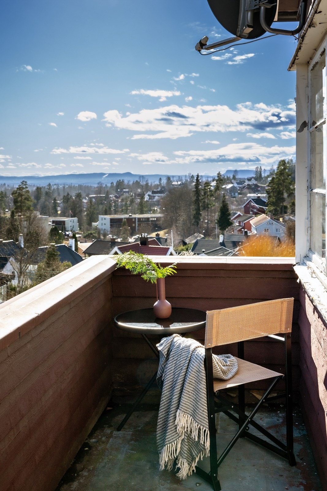 Fra stuen er det utgang til en solrik balkong på ca. seks kvm. Galleribilde