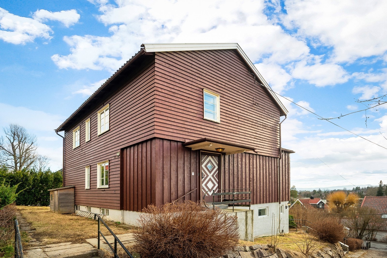 Boligen har adkomst fra både 1. etasje og kjelleretasje Galleribilde