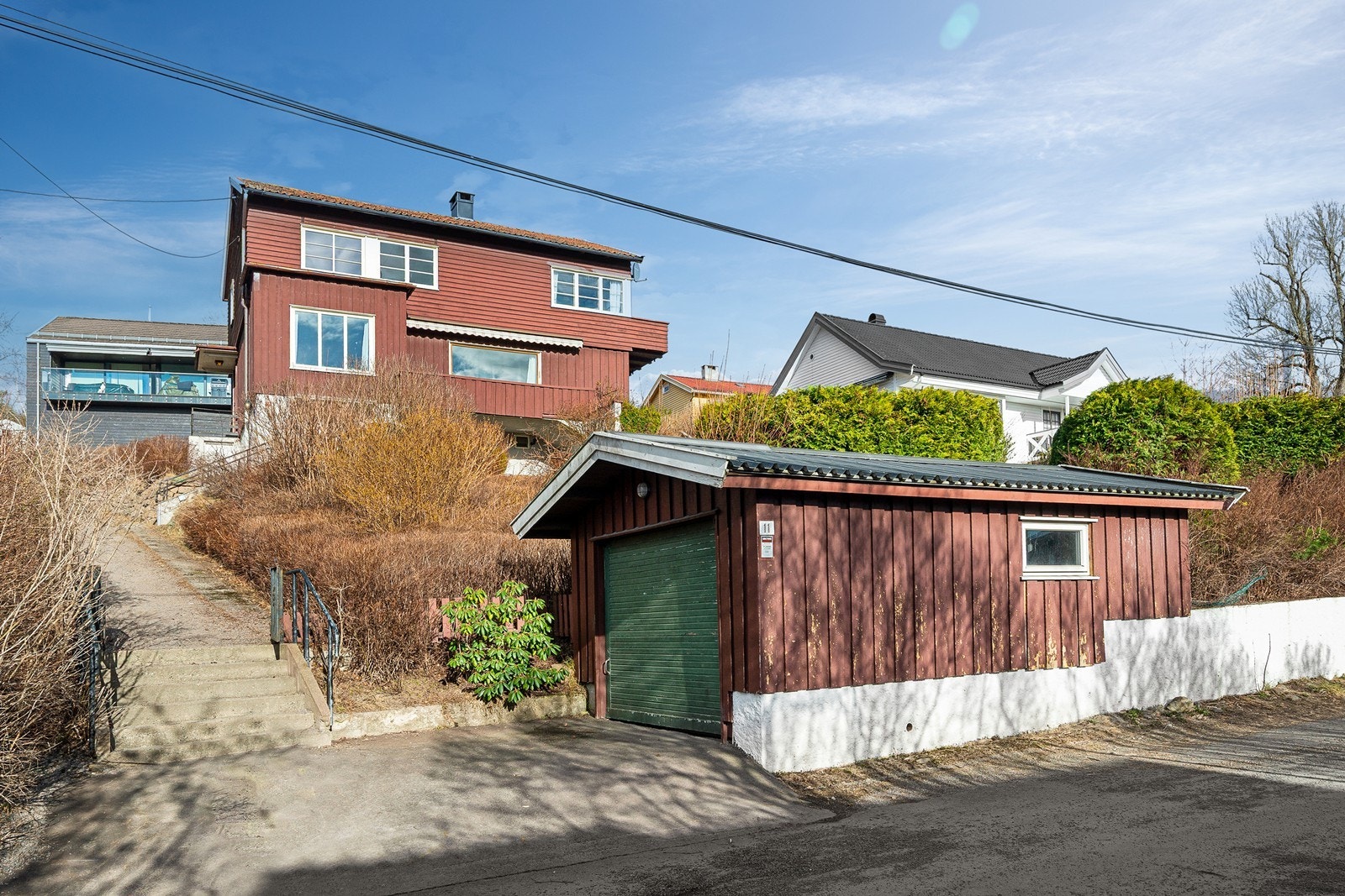 Boligen strekker seg over tre innholdsrike plan med utgang til uteplass/hage fra hver etasje Galleribilde