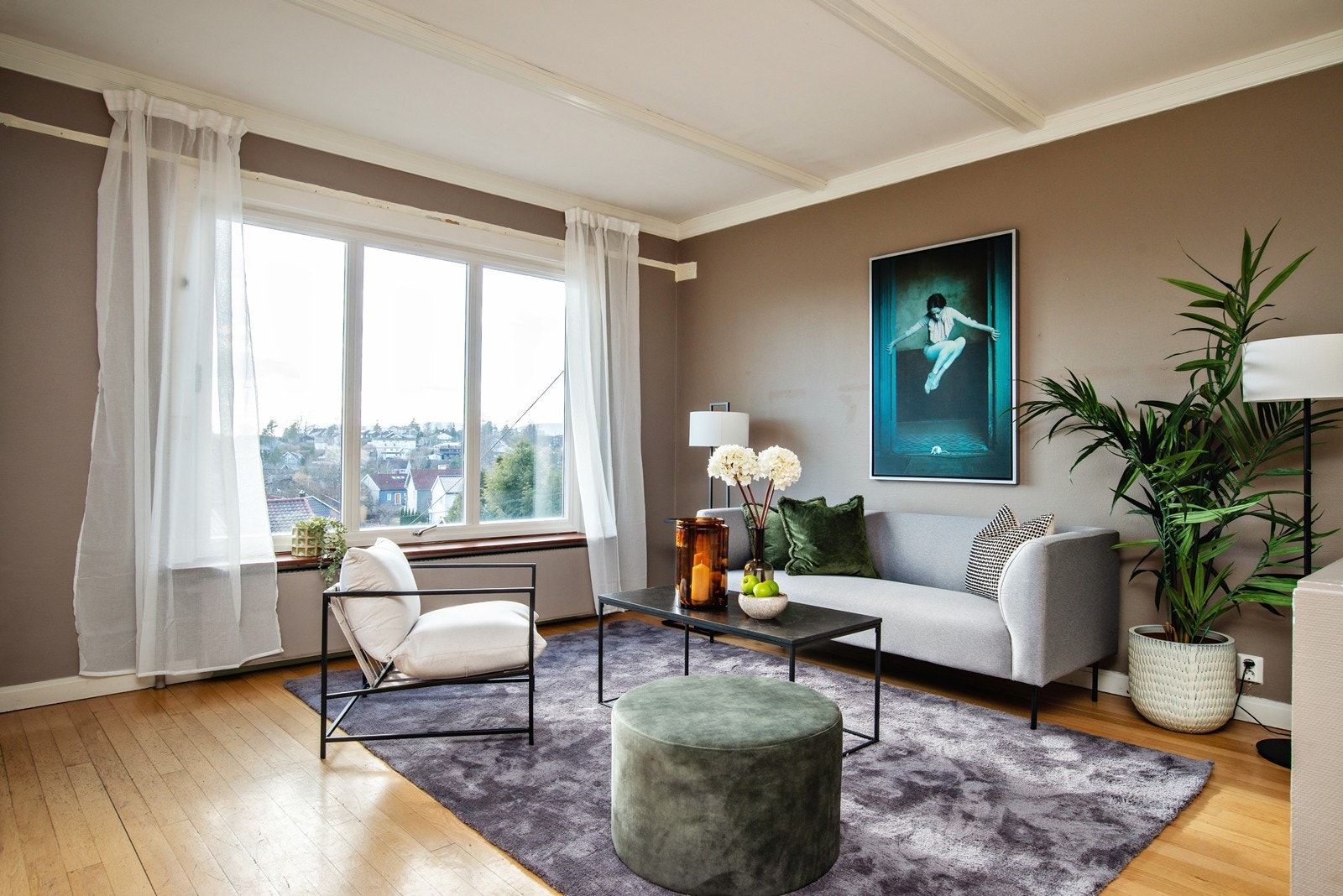 Åpent og luftig i usjenerte omgivelser. Store vindusflater sikrer gode lysforhold og fin romfølelse Galleribilde