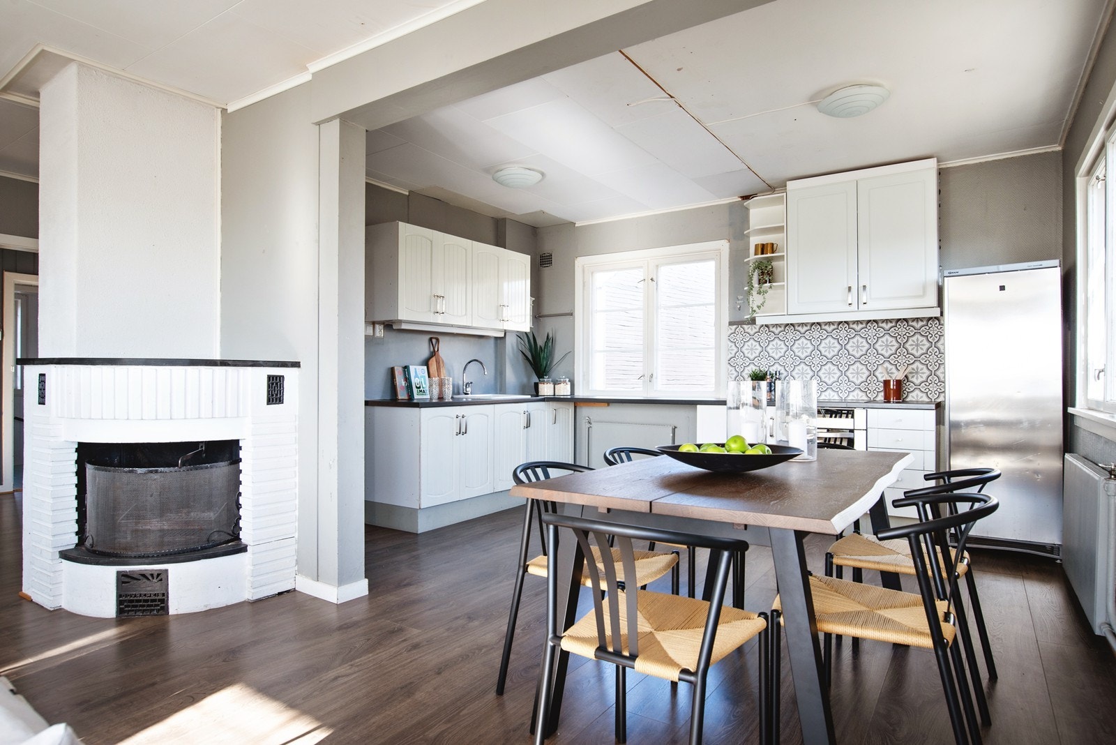 Stuen ligger i åpen løsning mot kjøkken og sammen utgjør de et fint allrom. Galleribilde