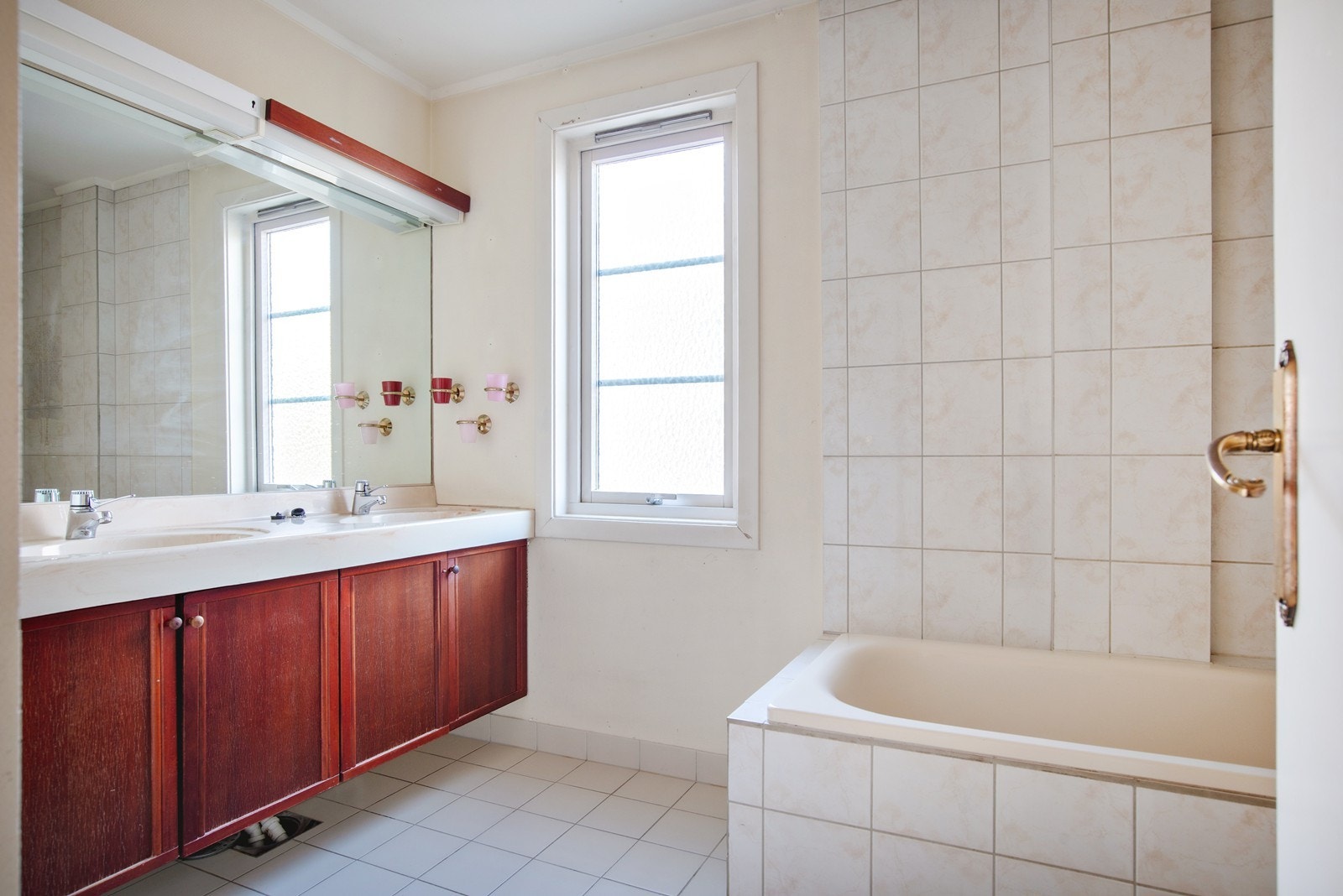 Bad i 1. etasje med flislagt gulv og elektriske varmekabler. Malte- og flislagte veggflater Galleribilde