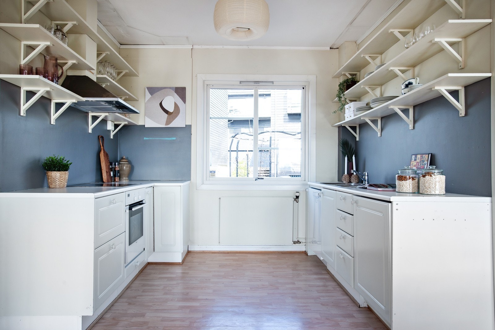 Kjøkkeninnredning med profilerte fronter og hyller for ekstra oppbevaring Galleribilde