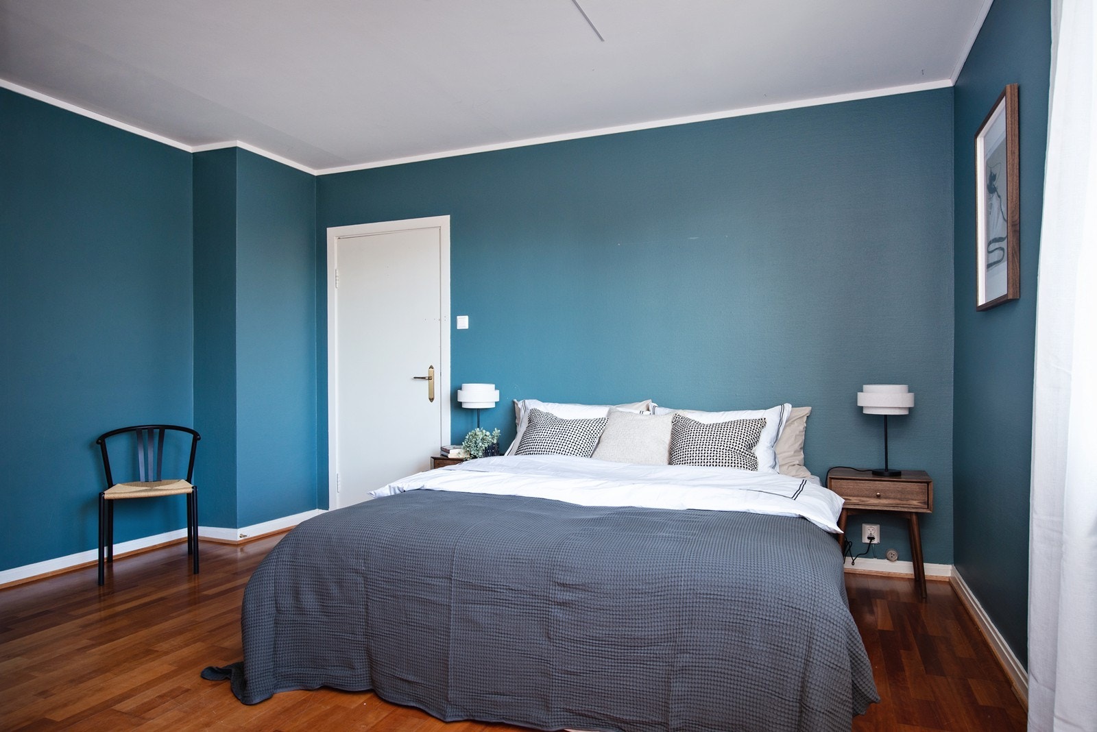 Det er adkomst til soverommet fra både stue og gang Galleribilde