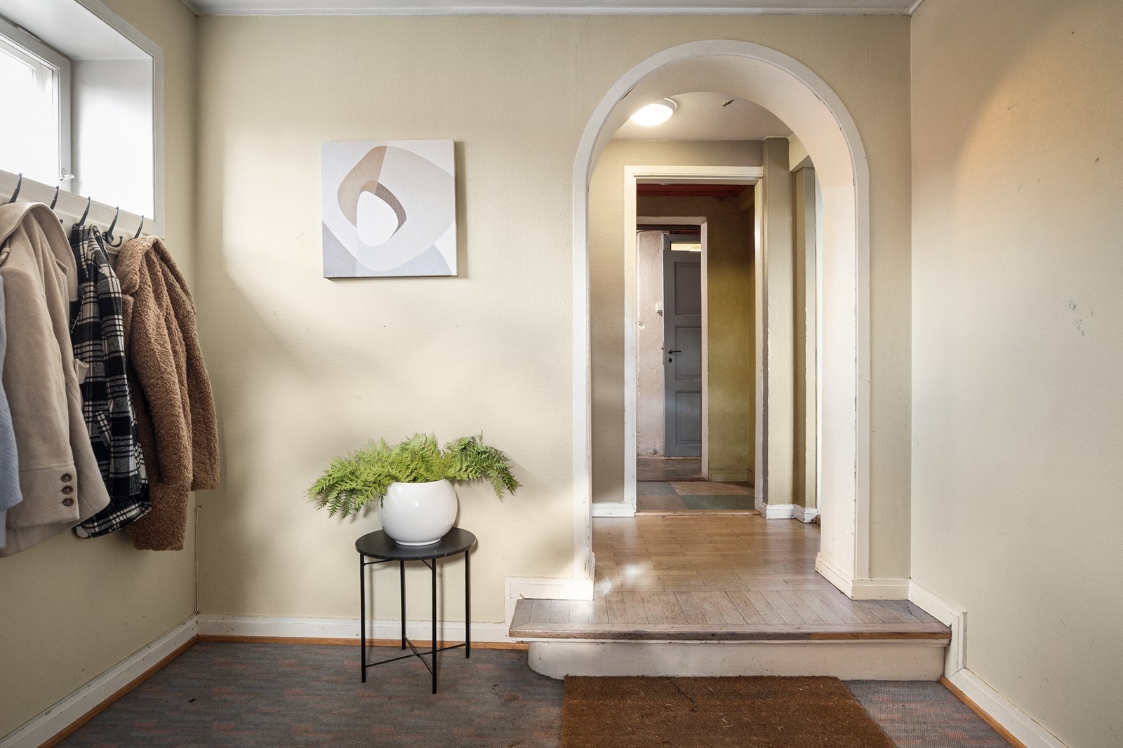 Vindfang og hall i kjelleretasje Galleribilde