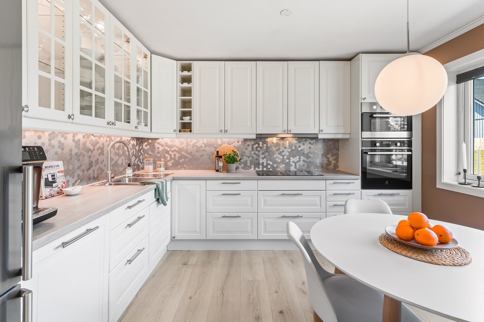 Selve kjøkkenet er oppført i en funksjonell L-form med god arbeidsflyt og skapplass. Galleribilde