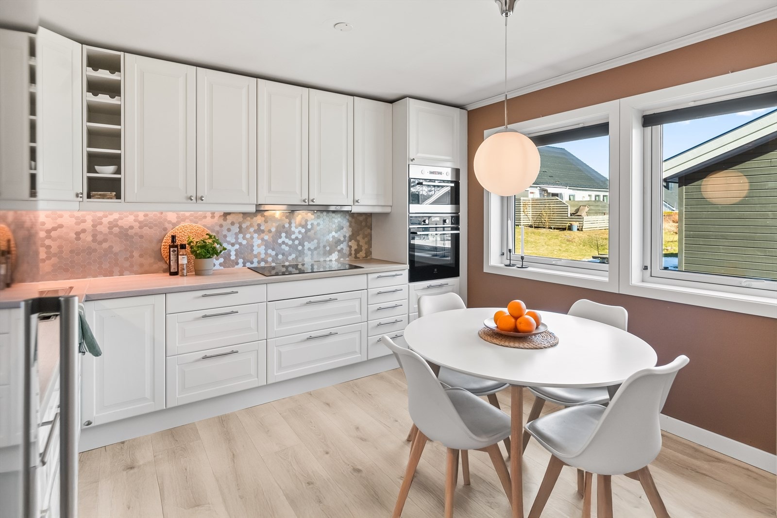 Under vinduene er det rom for en hyggelig spiseplass, perfekt for rolige morgenstunder med kaffekoppen i hånda. Galleribilde