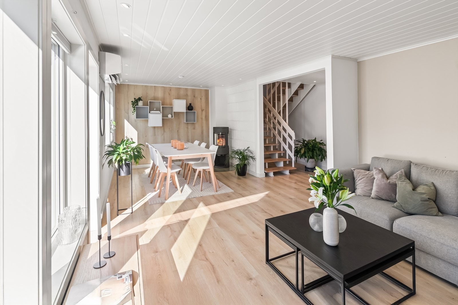 Stuen er et meget pent og innbydende oppholdsrom, med flott atmosfære og gode lysforhold via store vinduer i front. Galleribilde