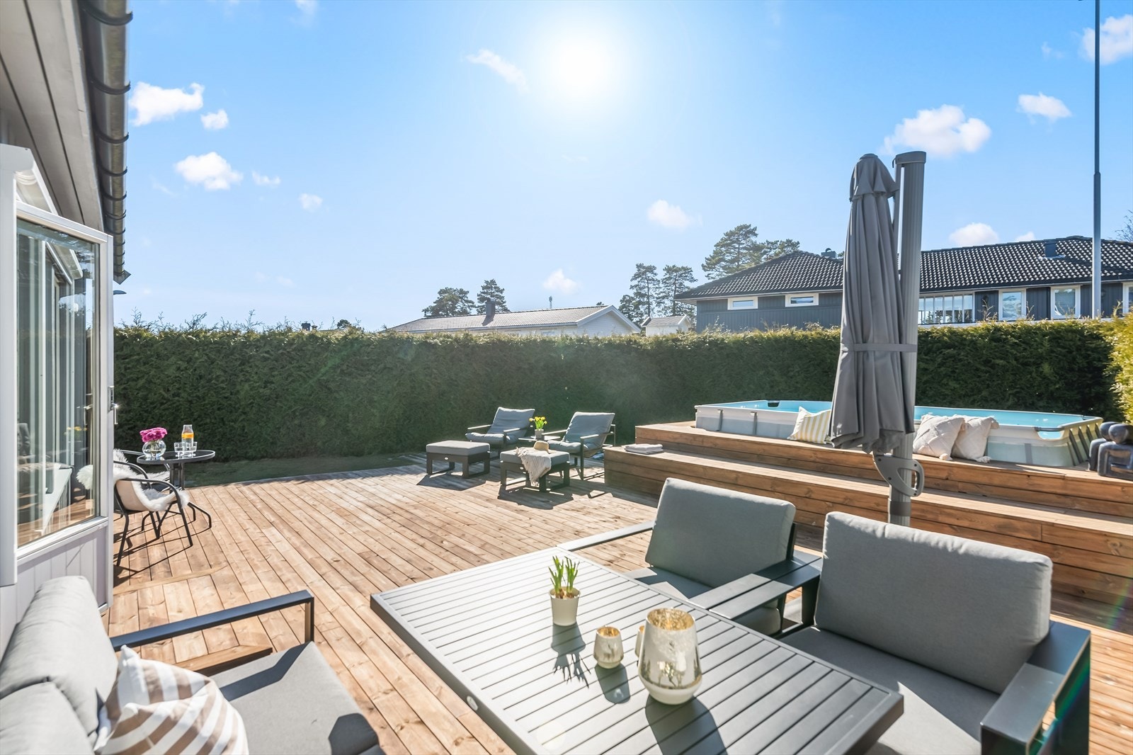 Om sommeren får terrassen sol fra ca. klokka 9 til mellom 20 og 21 på kvelden, så her nytes virkelig varme og late dager til fulle. Galleribilde