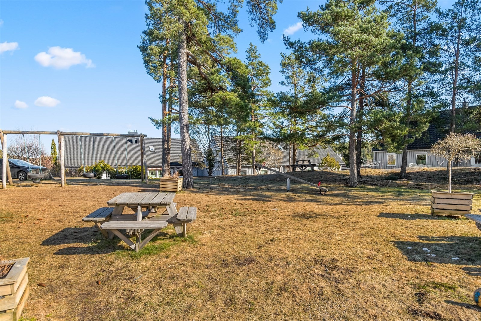 Til barnas store glede har nabolaget et friområde med grøntarealer, sittegrupper og lekeapparater. Galleribilde