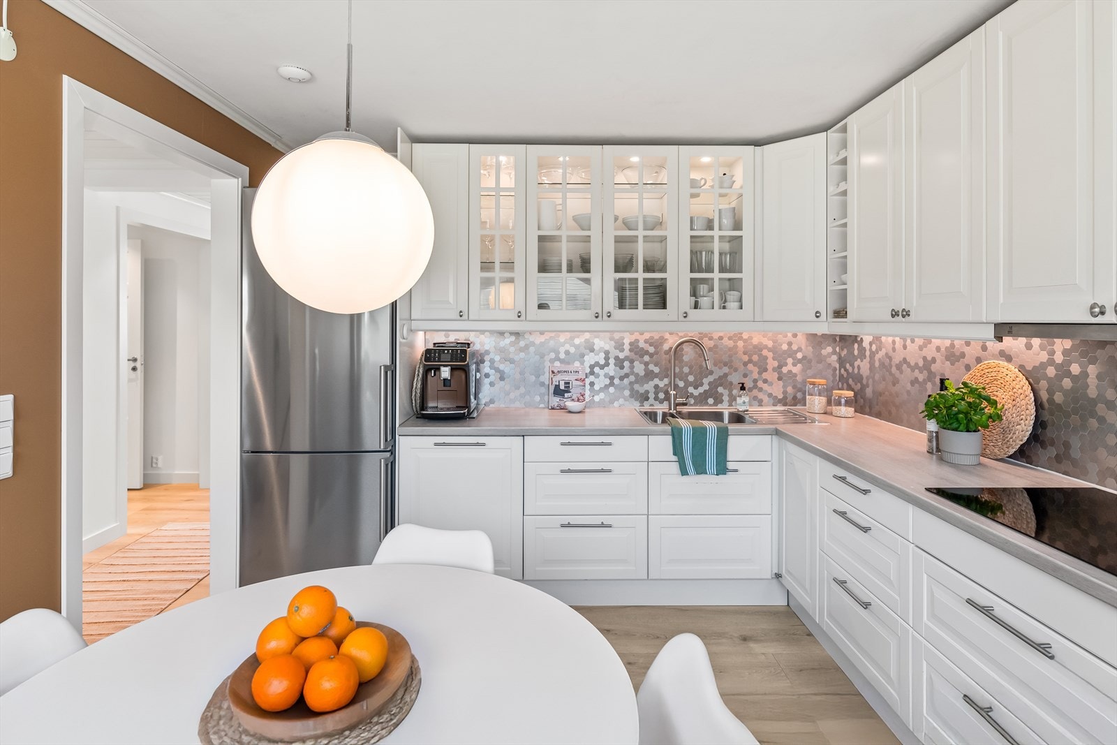 Innenfor gangen har boligen et lyst og pent kjøkken, med det samme fine 1-stavs laminatgulvet. Galleribilde