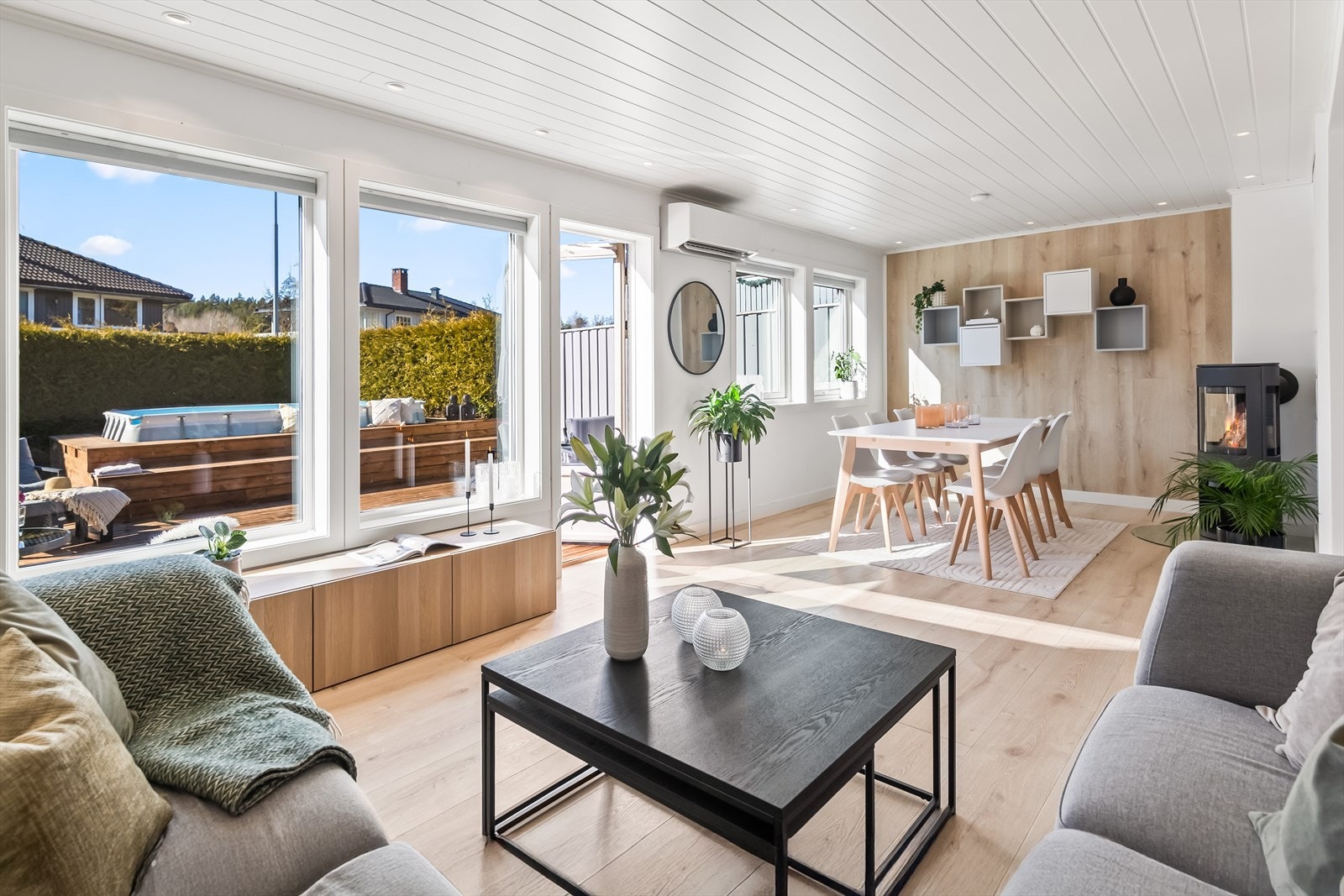 Vinduene inkluderer en glassdør til den solfylte terrassen, og sommerstid er det deilig å trekke ut for både avslapning og middager i varmen. Galleribilde