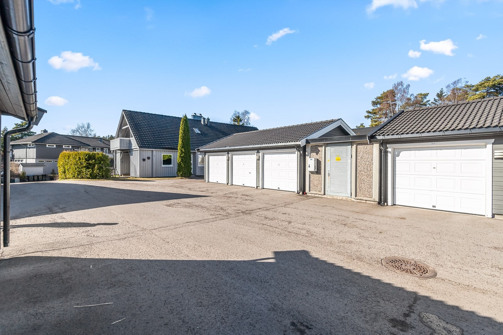 Boligen disponerer en rekkegarasje med elbillader fra 2024. Galleribilde