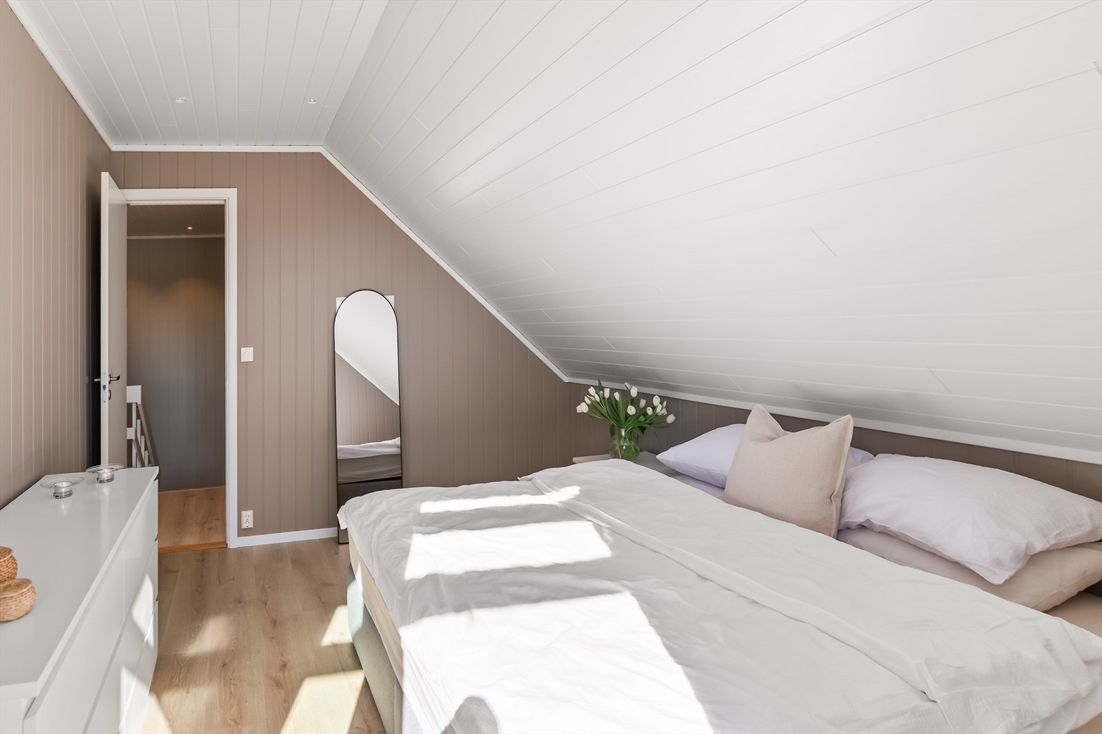 Ved det siste rommet er det en overbygd balkong - perfekt for morgenkaffen på varme dager. Galleribilde