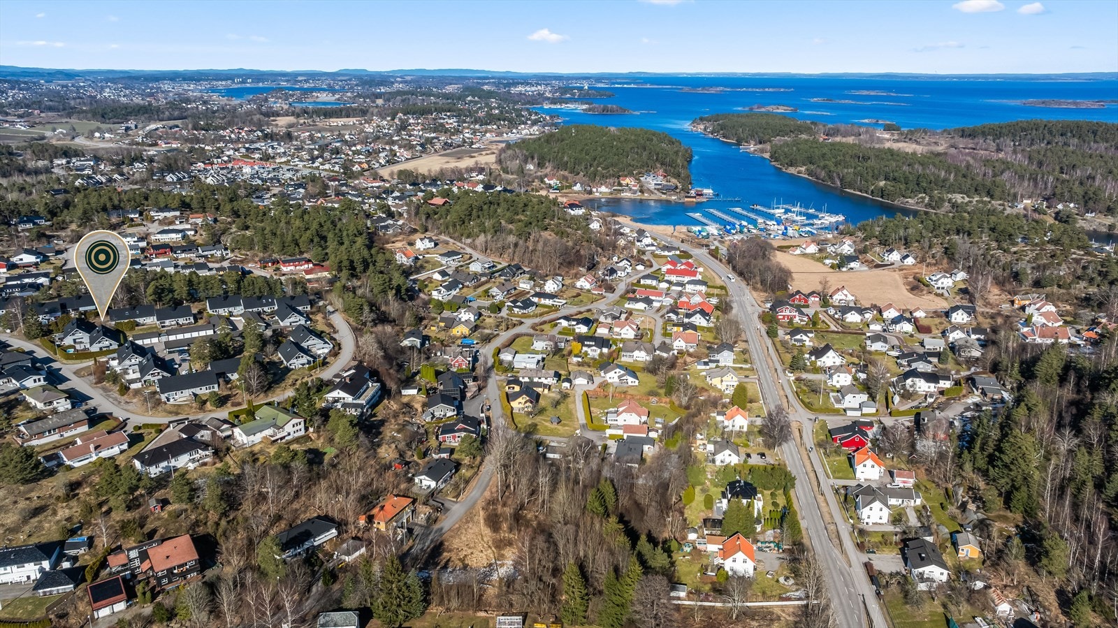 Arås båthavn og Knarberg båthavn ligger innen kort avstand. Galleribilde