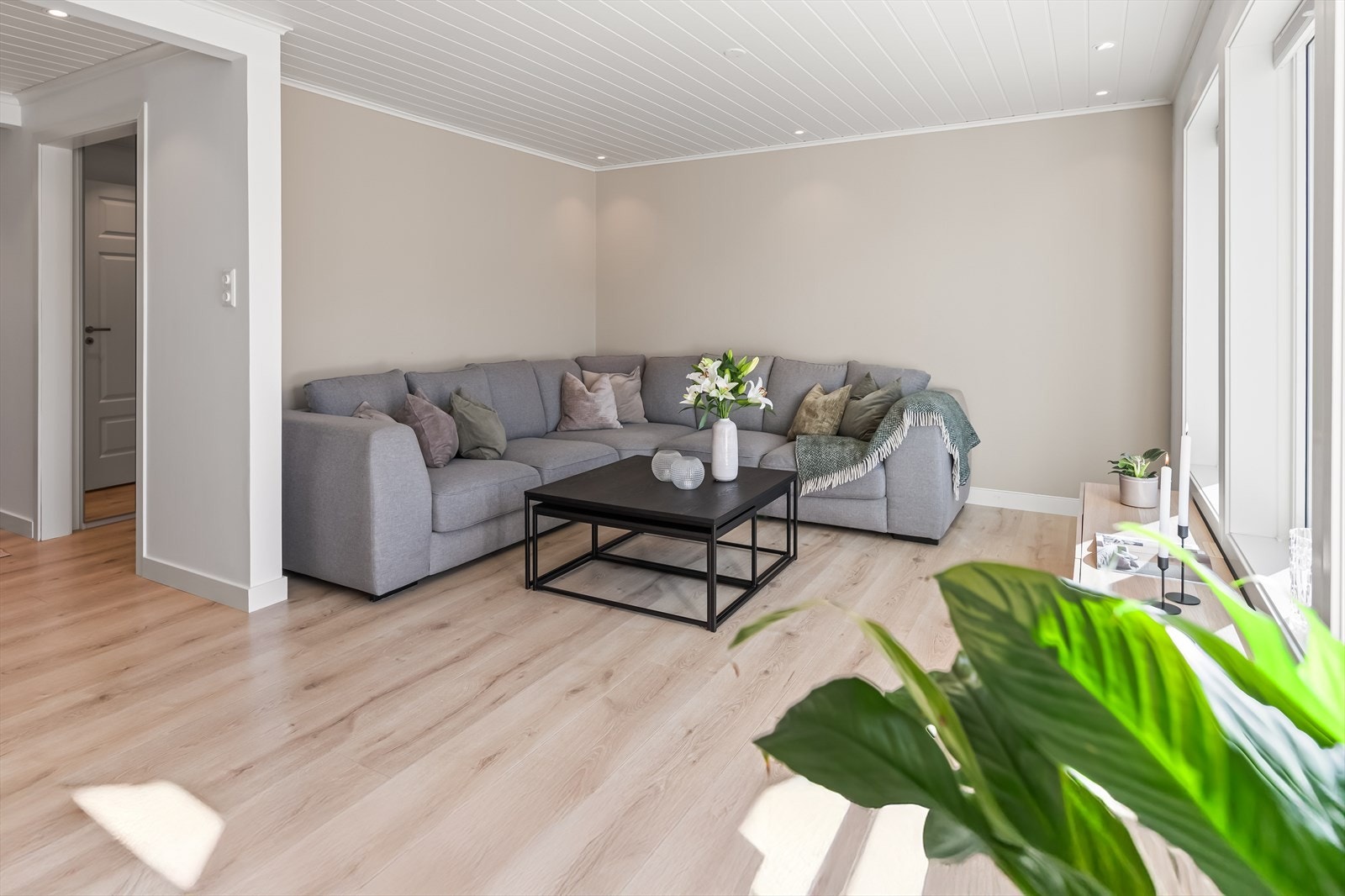 De øvrige veggene er malt i hvitt og en dus grånyanse. Galleribilde