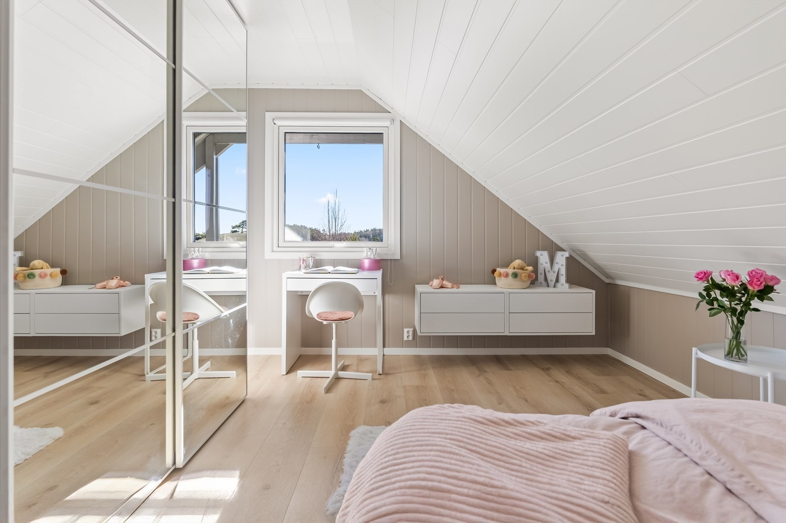 Et av soverommene oppe har et speilskap med skyvedører. Galleribilde