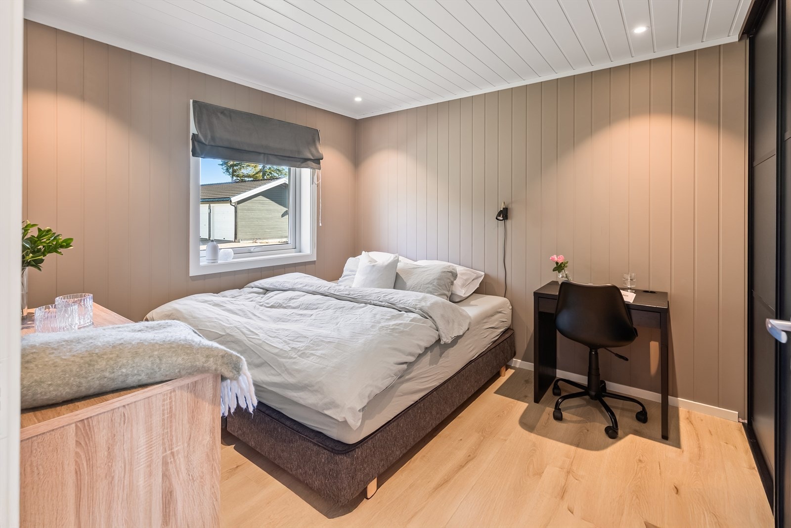 Hovedsoverommet nede er romslig, smakfullt innredet med downlights, 1-stavs laminatgulv og vegger malt i en dus trendfarge for en behagelig atmosfære. Galleribilde