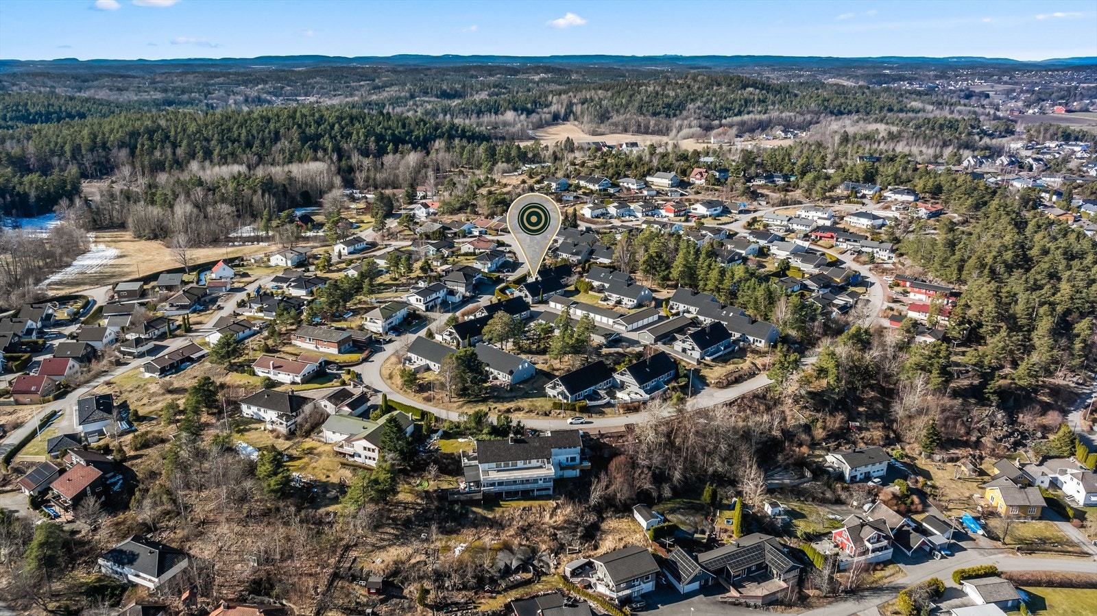 Her bor man i et stille og rolig område, med kort vei til dagligvare, barnehager, Oserød skole og flotte turmuligheter. Galleribilde