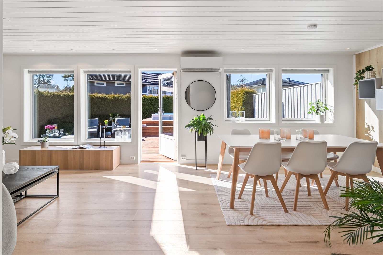 Utformingen gjør stuen enkel å møblere med spisebord og stor sofagruppe. Galleribilde