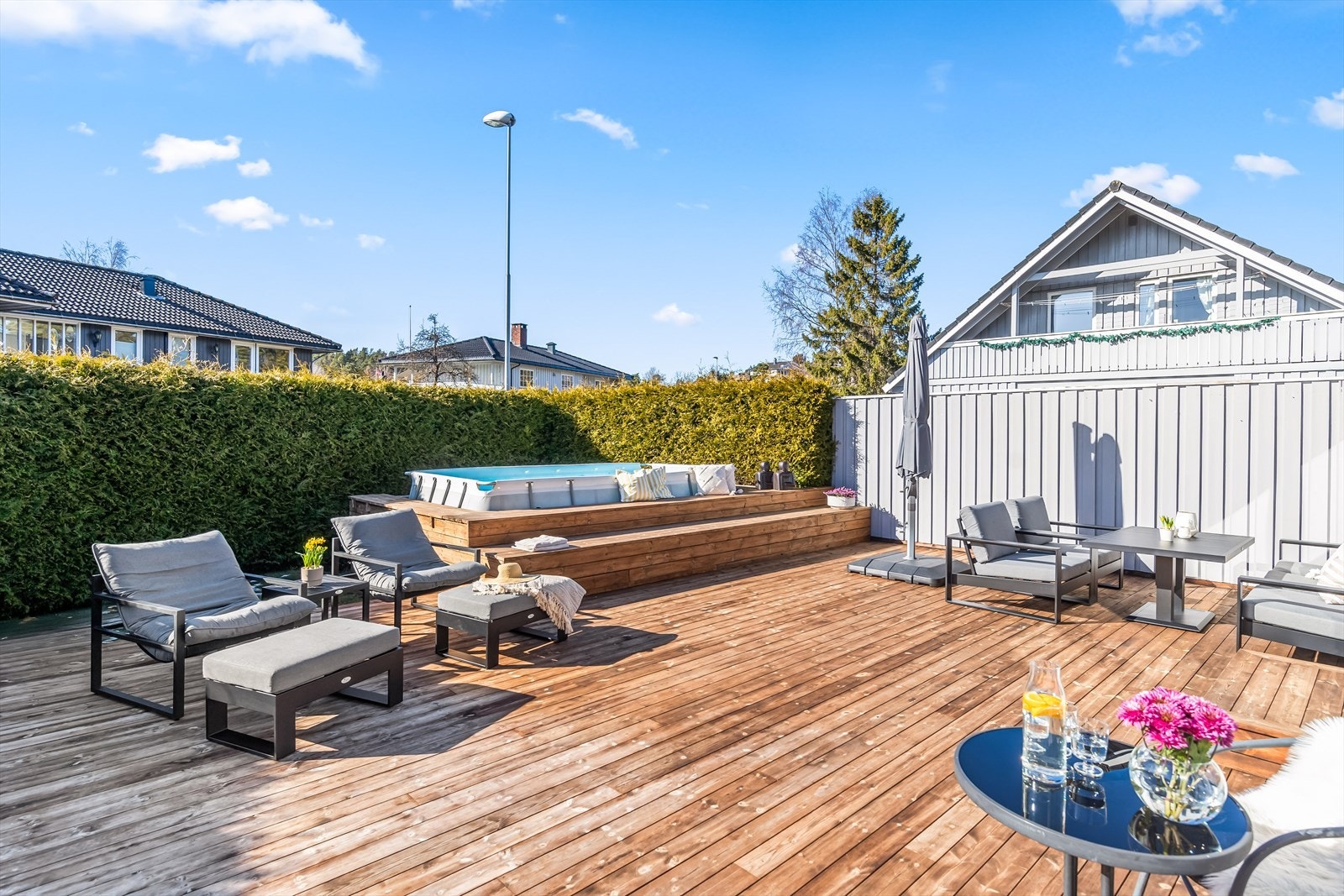 Terrassen ble utvidet i 2024 og innredes enkelt i ulike soner. Galleribilde