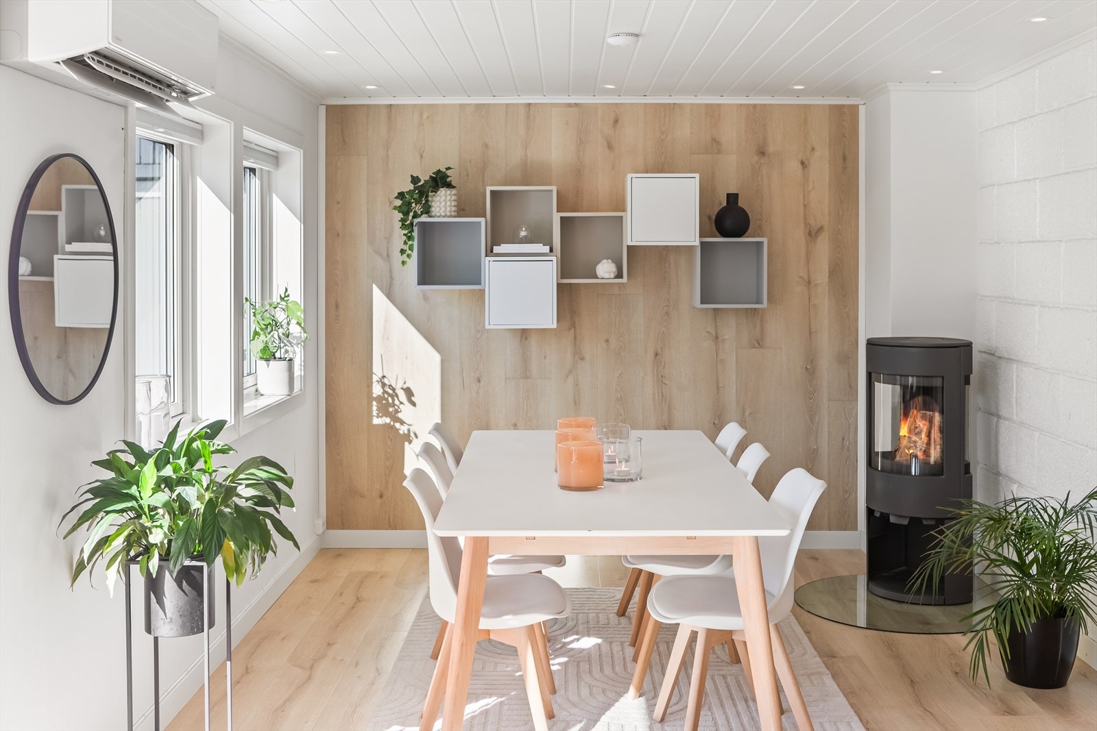 Stuen er lys og innbydende med både peisovn og varmepumpe. Galleribilde