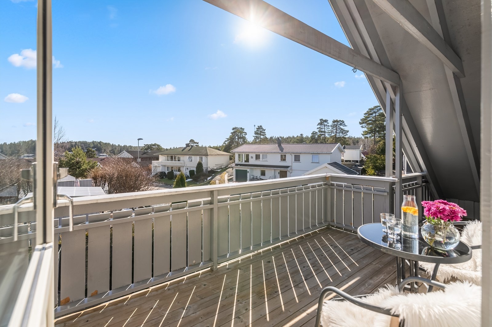 Balkongen måler ca. 10 kvm og har fint utsyn over nabolaget. Galleribilde