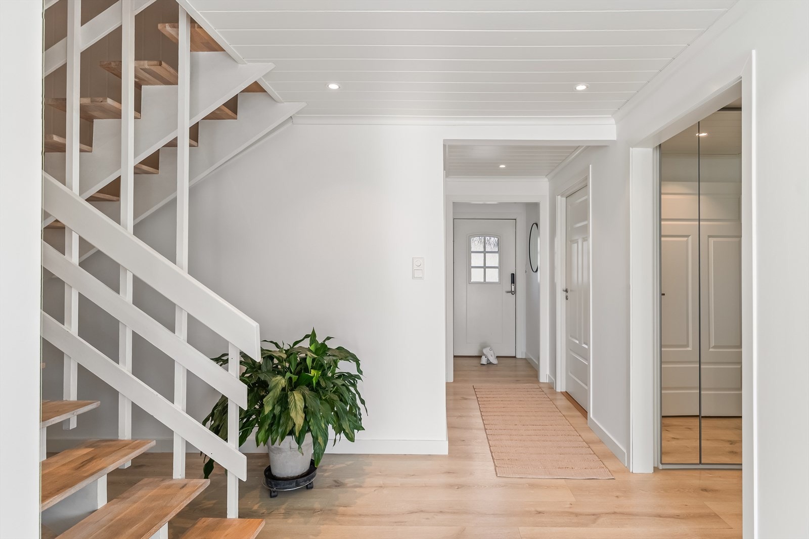 Vindfanget ligger i tilknytning til en gang med downlights, 1-stavs laminatgulv og praktisk gjestetoalett. Galleribilde