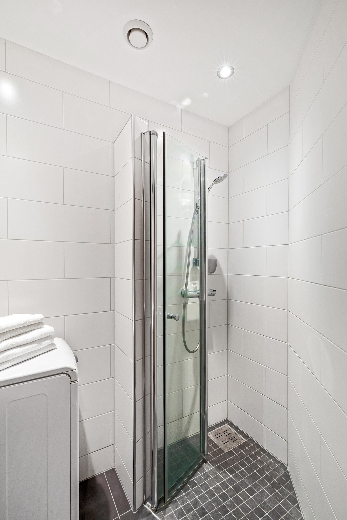 Badet ble oppgradert i 2017. Arbeidet utført av fagpersoner. Det foreligger fakturaer og beskrivelser av utførte arbeider. Galleribilde