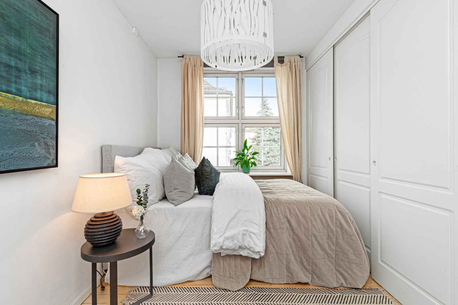 Det er god plass til dobbeltseng og rikelig med oppbevaringsplass i medfølgende skyvedørsgarderobe Galleribilde