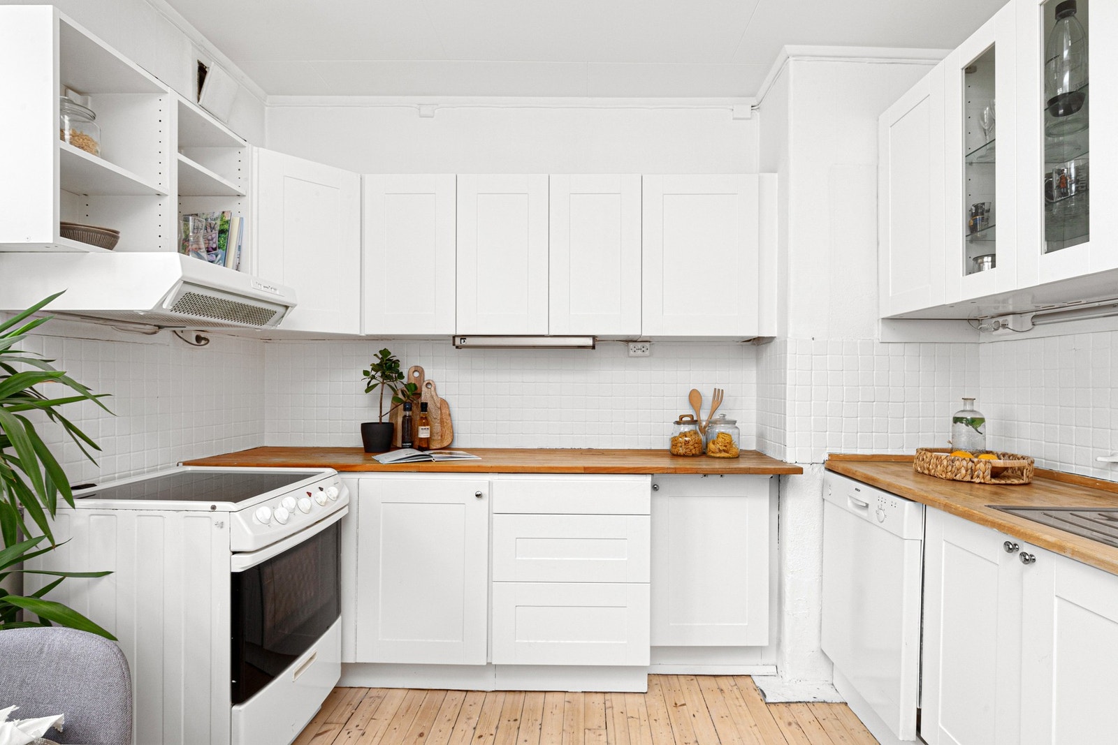 Kjøkkeninnredningen er utført med malte fronter, heltre benkeplater, oppvaskkum, ventilator, malte fliser over benk og oppvaskmaskin. 2 fronter med glass. Galleribilde