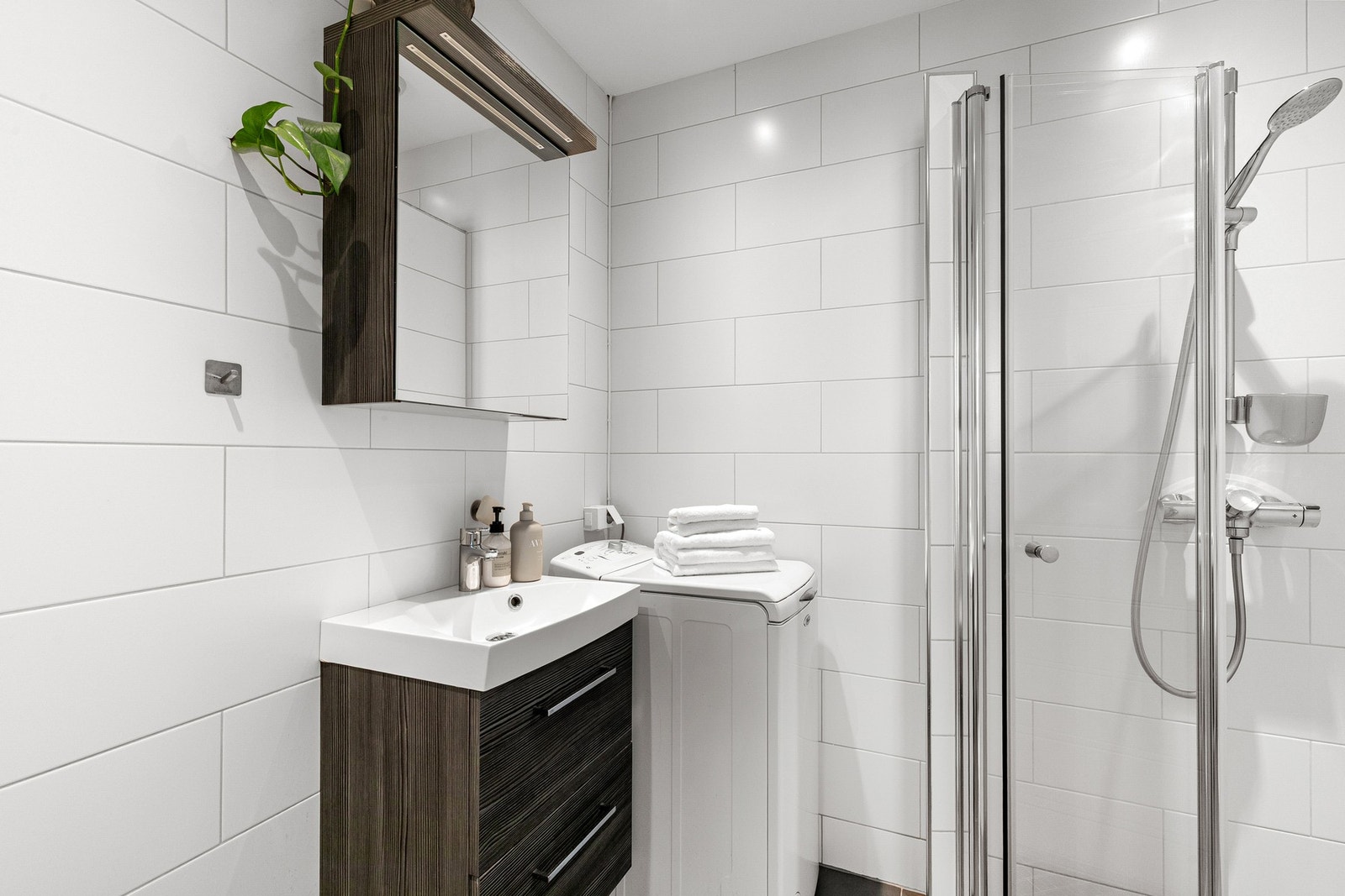 Pent bad med smakfulle flisvalg og moderne innredning som gir et harmonisk og helheltlig inntrykk. Galleribilde