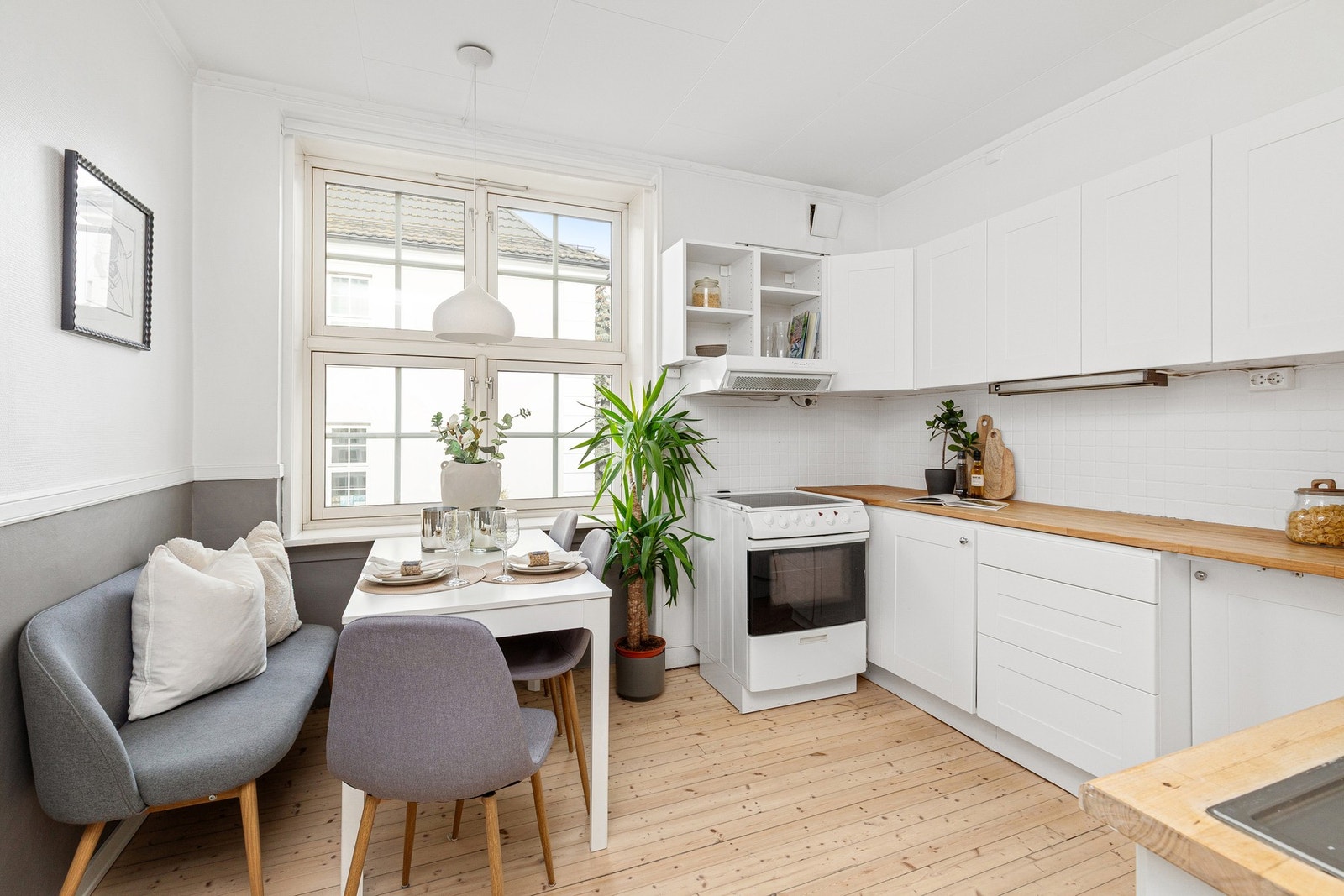 Separat og praktisk IKEA kjøkkeninnredning med god benke- og lagringsplass. Galleribilde