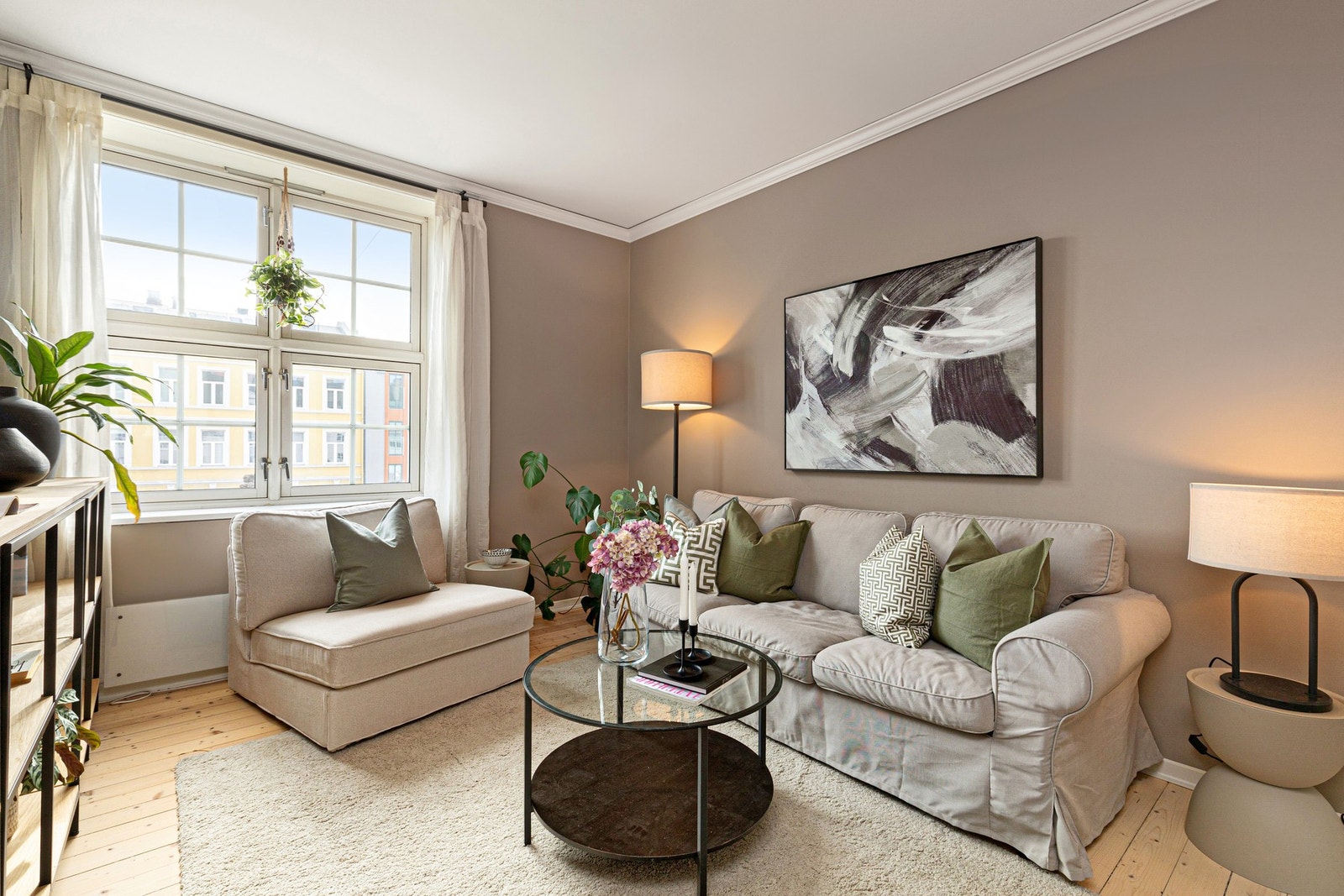 Generøse vindusflater som slipper inn godt med naturlig lys. Galleribilde