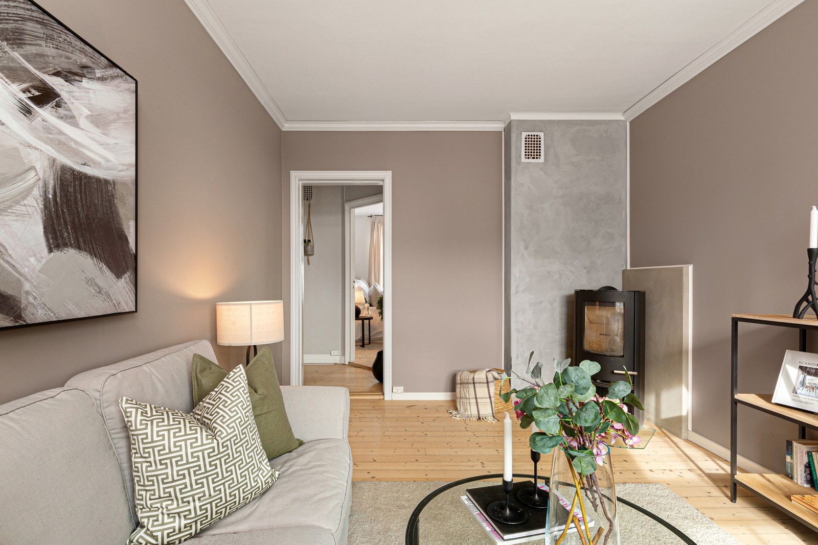 God plass til sofagruppe, spisegruppe og TV- løsning. Galleribilde