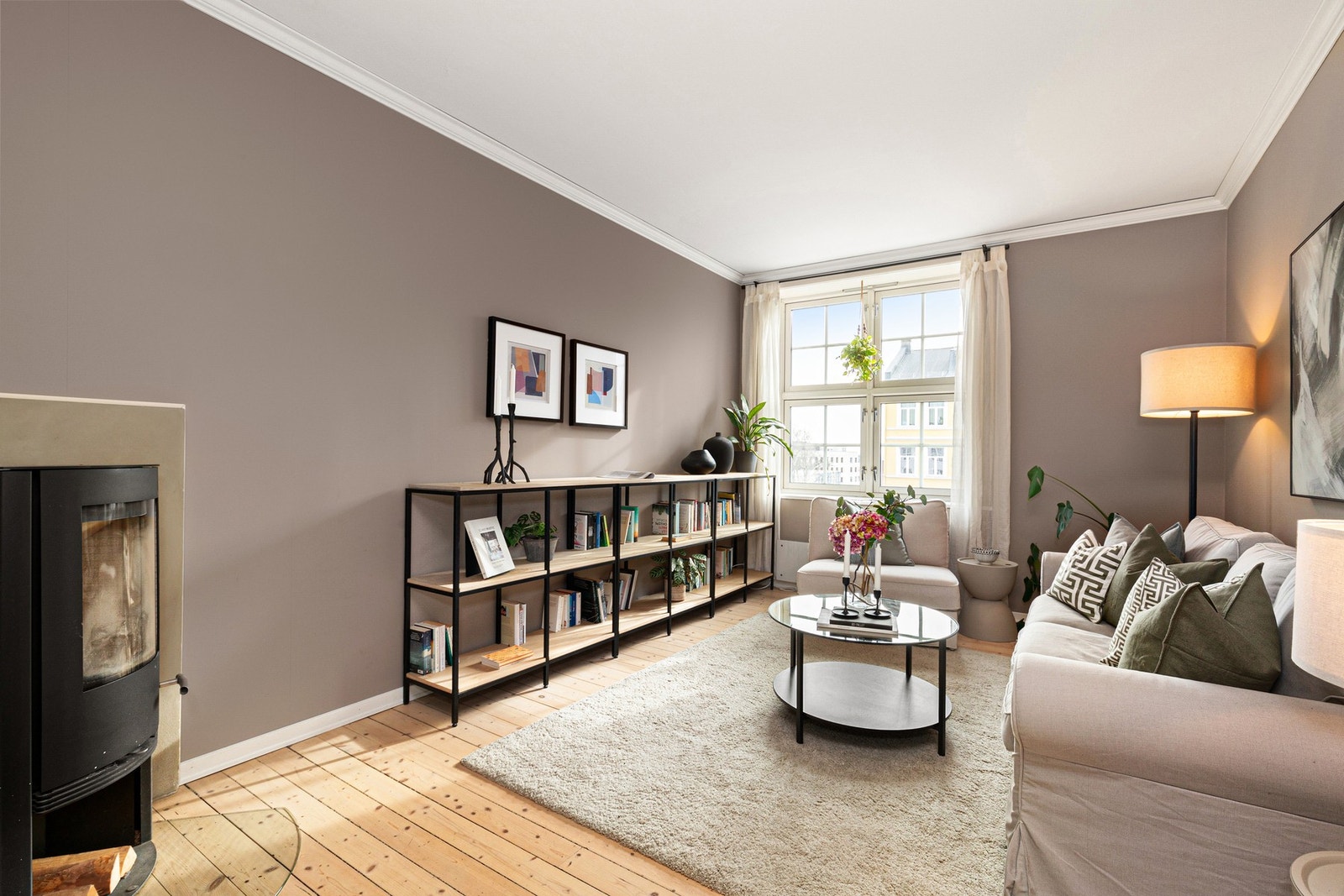 Lys, klassisk og innbydende 2-roms leilighet, beliggende stille og tilbaketrukket til på idylliske Rosenhoff. Galleribilde