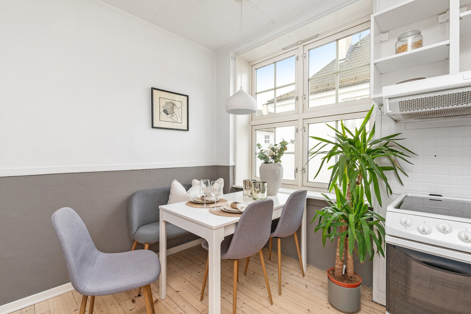 Plass til spisebord på kjøkkenet - her kan man invitere venner og familie til hyggelige lag! Galleribilde