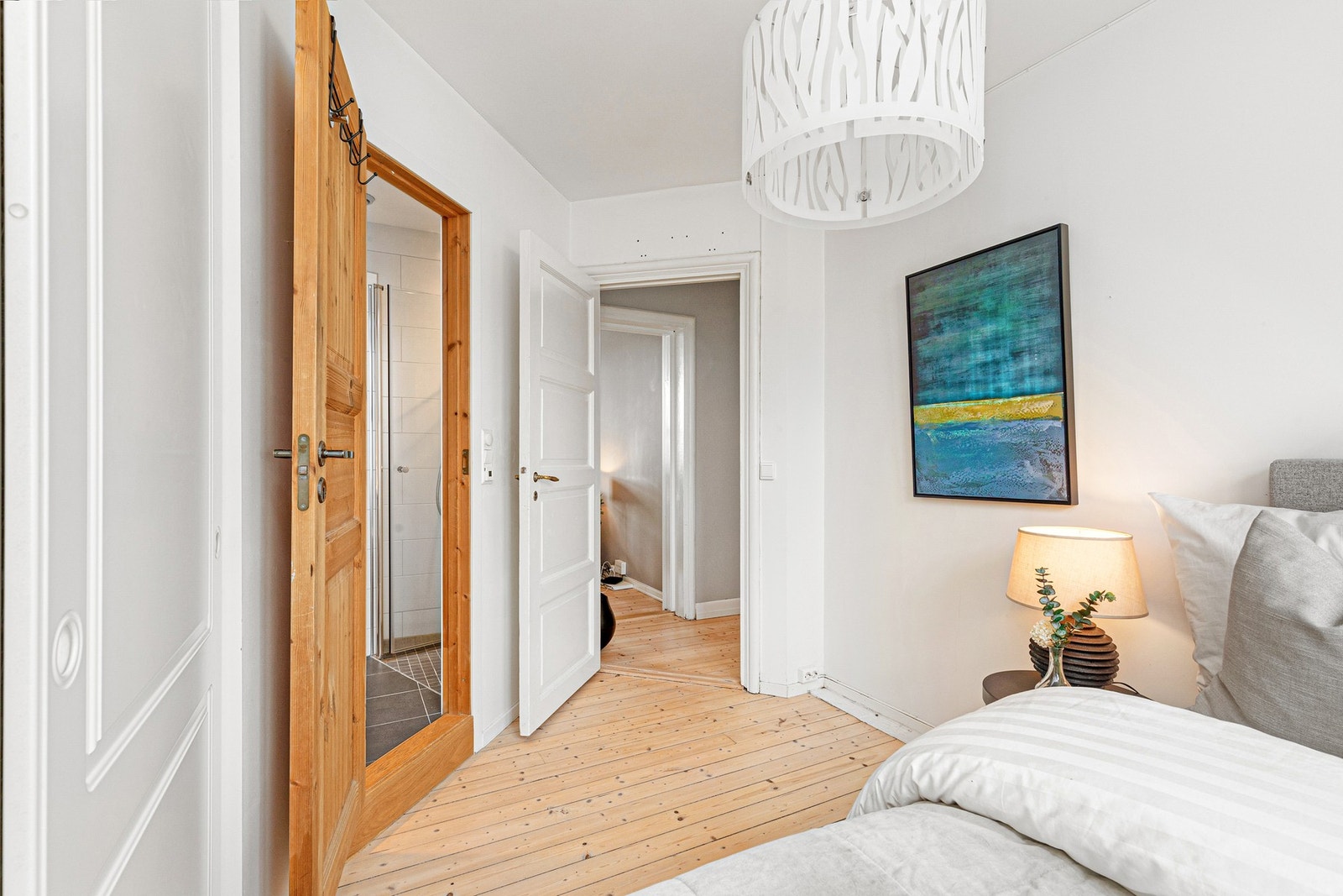 Fra soverommet er det adkomst til badet. Galleribilde