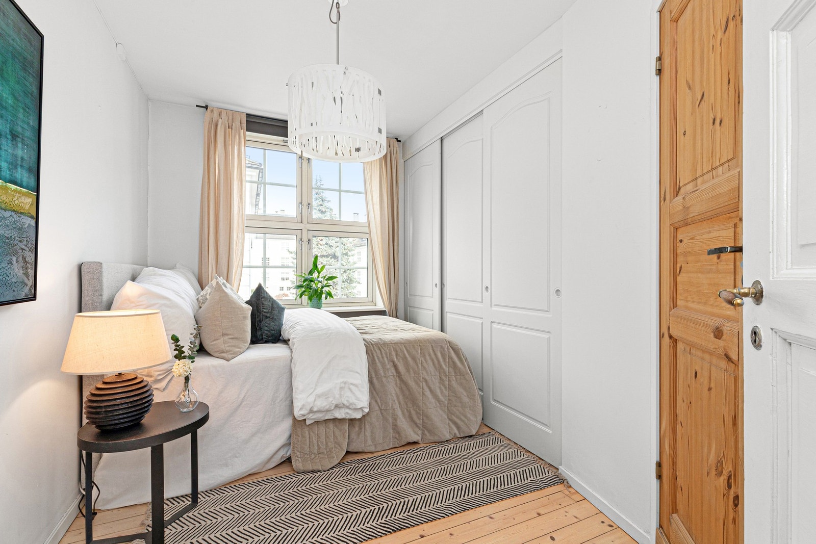 Soverommet er holdt i moderne farge som står i stil med resten av leiligheten Galleribilde