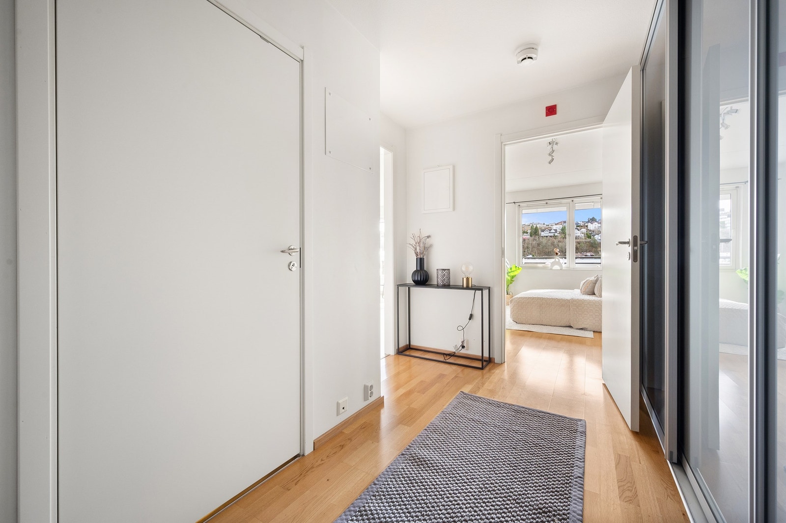 Leilighetens entré er lys og innbydende, og gir et godt førsteinntrykk av boligen. Galleribilde
