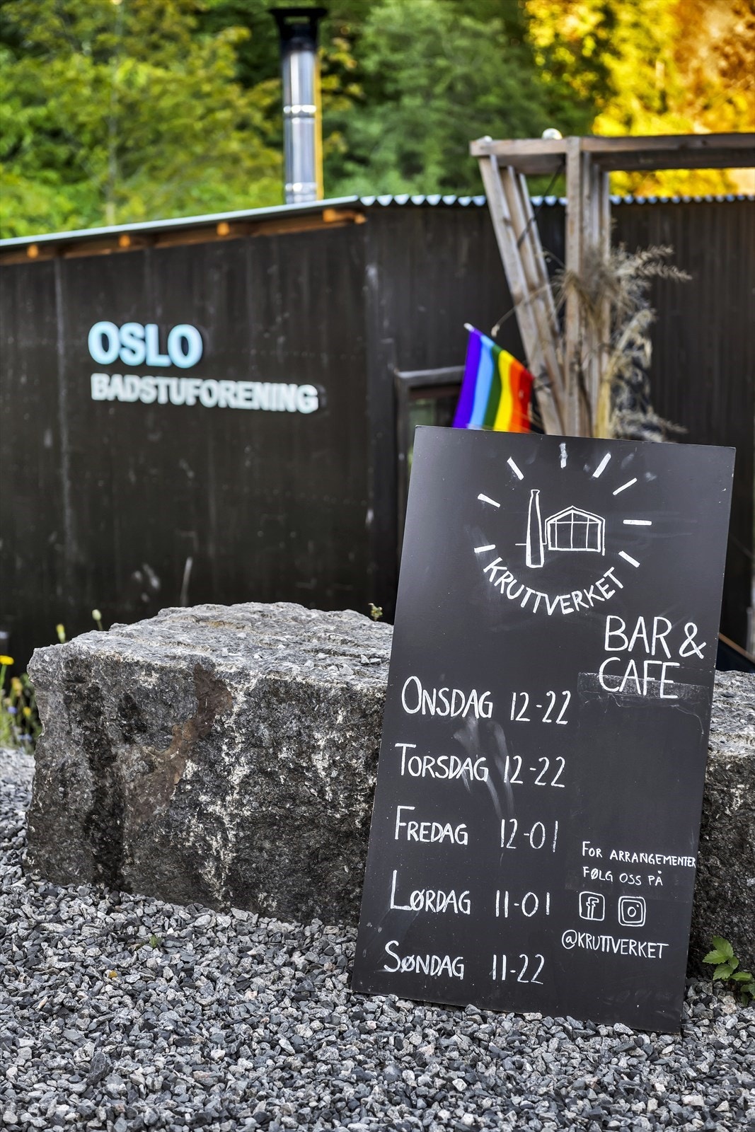 Kort vei til Kruttverket kulturhus. Om du vil få med deg et arrangement, ta deg en kaffe eller litt hygge med gode venner, er dette være et fint sted for sammenkomster. Galleribilde