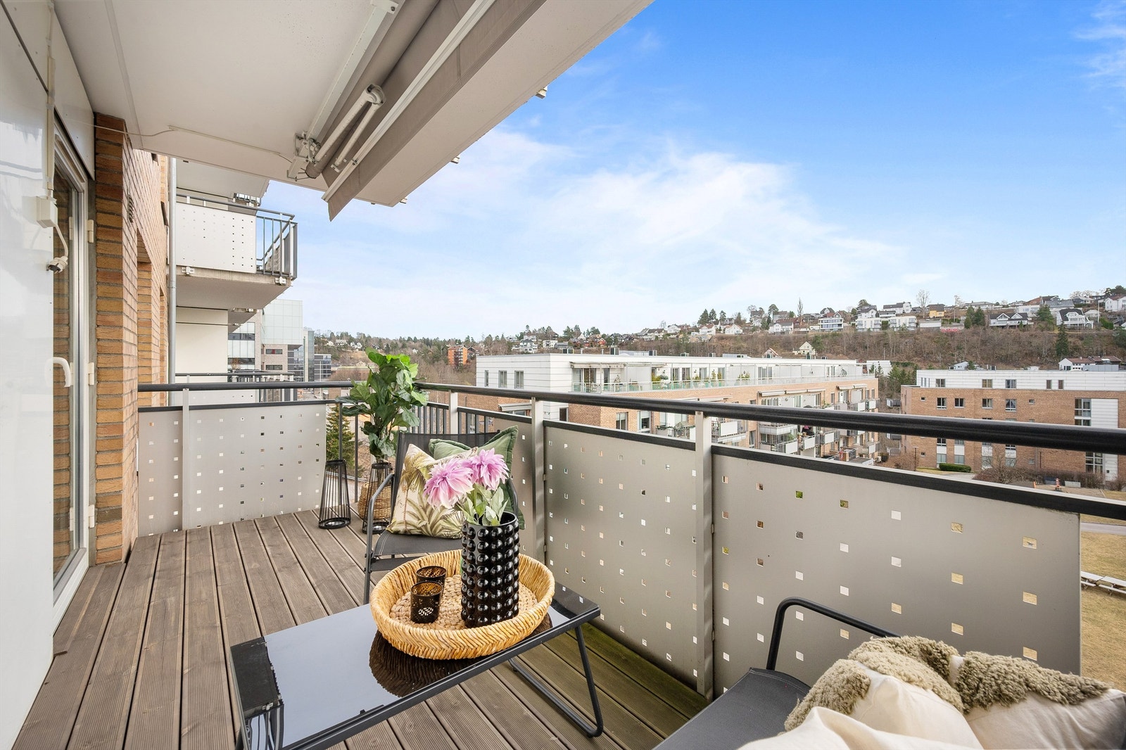 Selger informerer om gode solforhold. Galleribilde